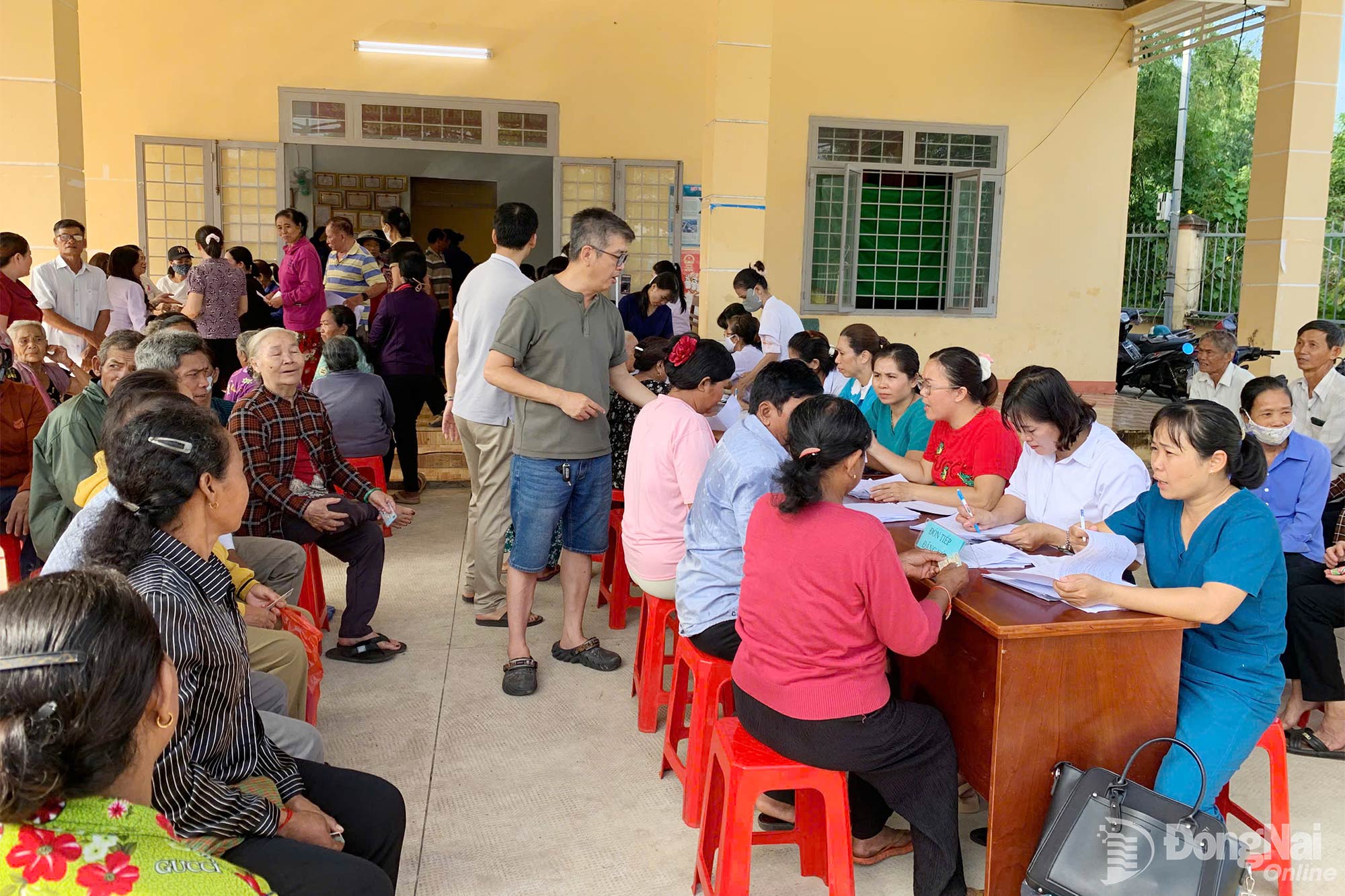 Người dân tham gia chiến dịch khám sức khỏe miễn phí tại xã Lộc Quang. Ảnh: Thi Trần