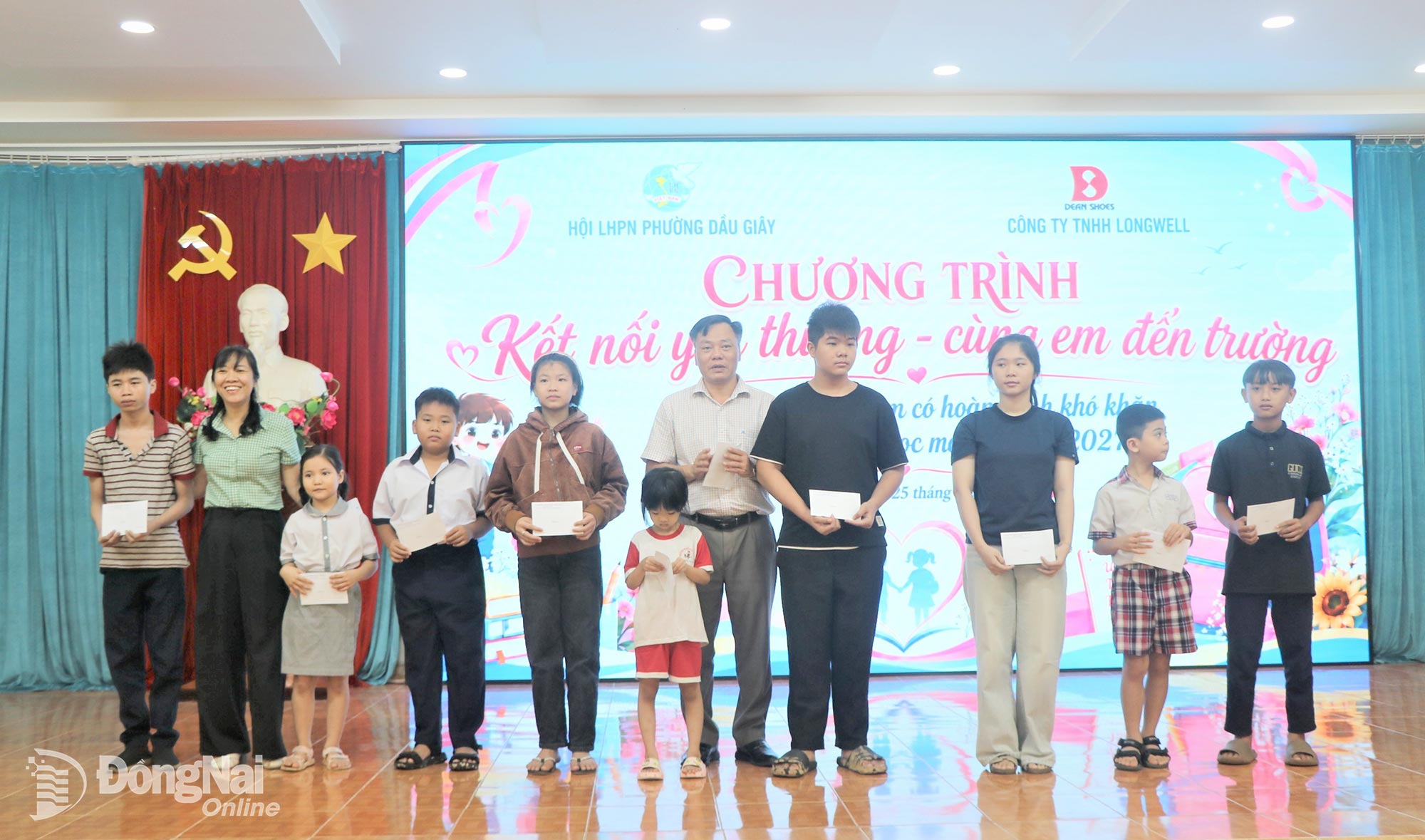 Lãnh đạo phường Dầu Giây trao kinh phí hỗ trợ cho các em mồ côi thuộc chương trình “Mẹ đỡ đầu”.

