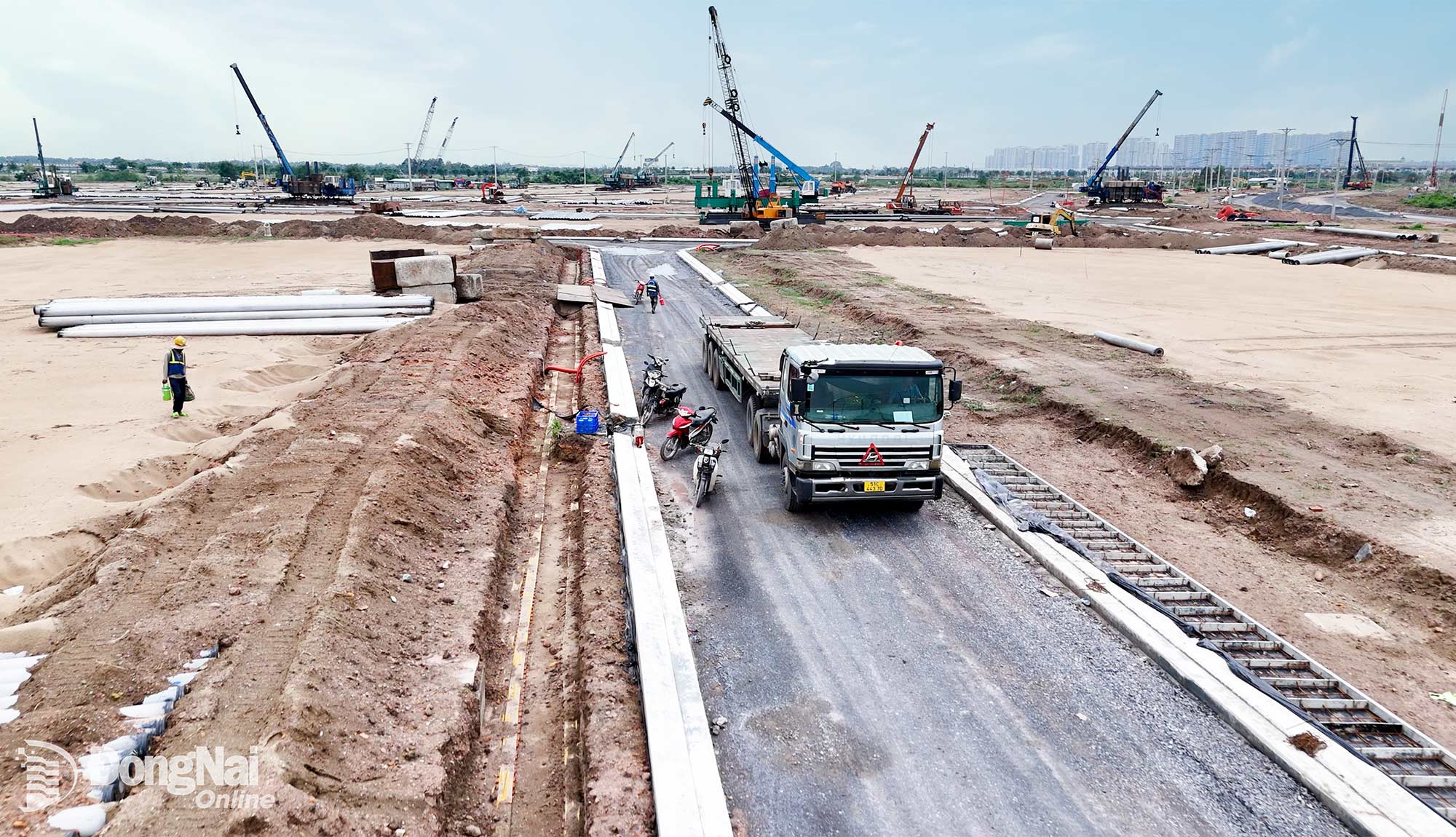 Thi công xây dựng tại Khu đô thị Aqua City. Ảnh: ĐVCC
