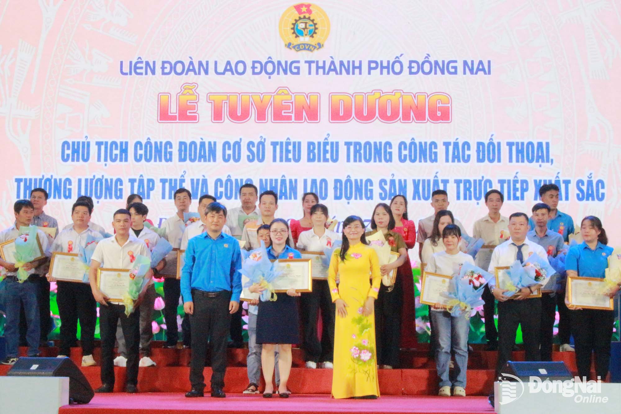 Những công nhân trực tiếp sản xuất xuất sắc được Liên đoàn Lao động thành phố biểu dương, khen thưởng trong tháng 7-2026.

