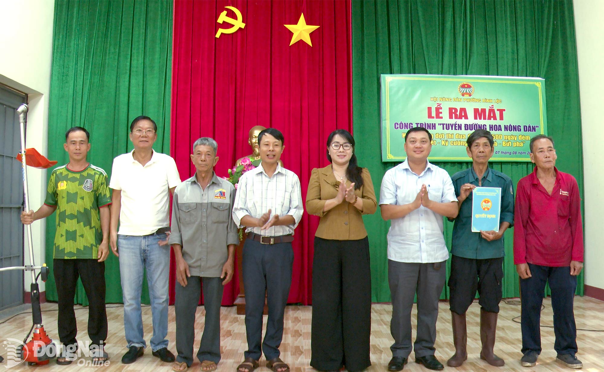 Lãnh đạo phường Bình Lộc trao tặng máy phát cỏ cho Câu lạc bộ Nông dân với môi trường khu phố Bình Lộc nhằm hỗ trợ công tác chăm sóc, duy trì cảnh quan trên tuyến đường. Ảnh: Minh Anh
