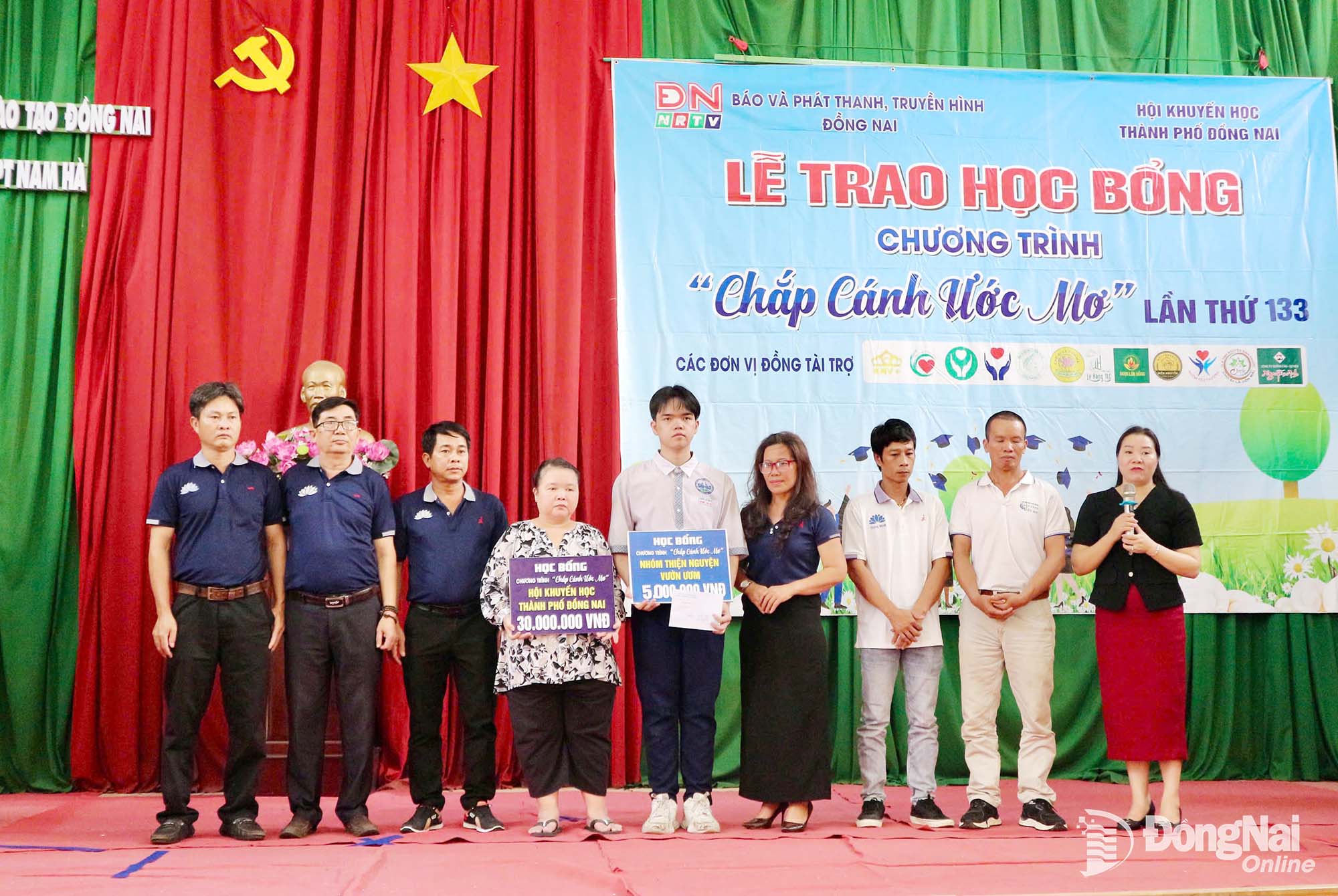 After traveling hundreds of kilometers from Bom Bo Commune, Dong Nai City, members of the Vuon Uom Volunteer Group join the program and personally present a meaningful gift of support to the disadvantaged freshman. Photo: Thu Hien

