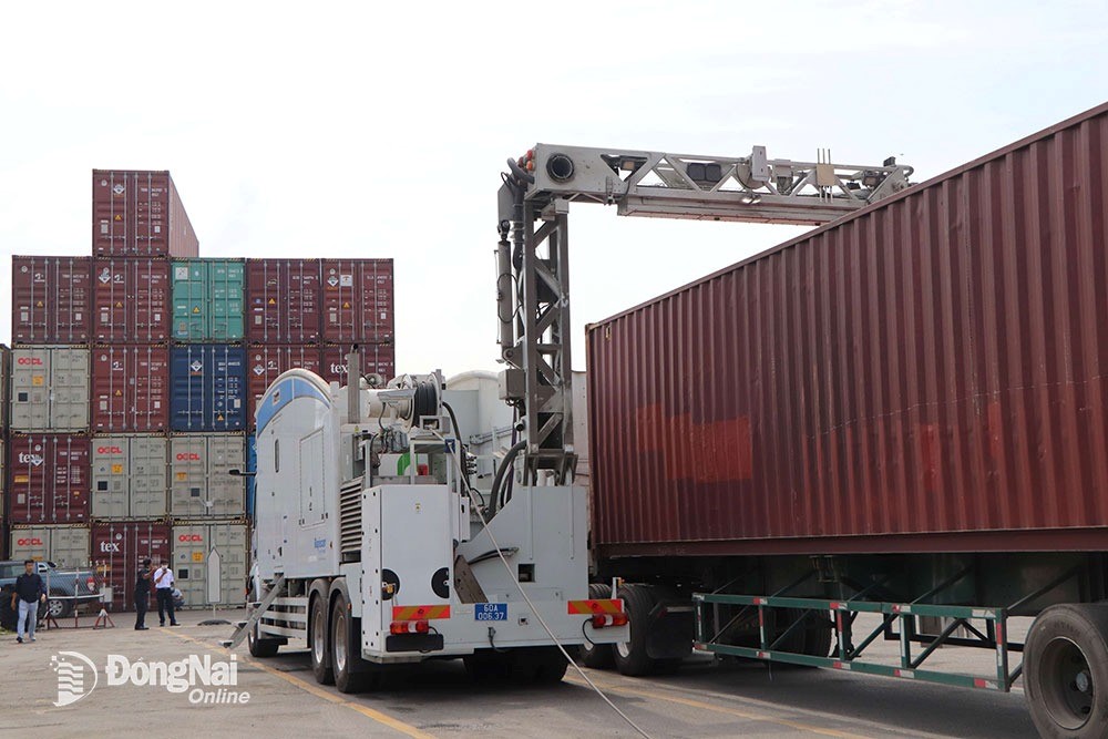 Hoạt động kiểm soát hàng hóa xuất - nhập khẩu. Ảnh: Ngọc Liên

