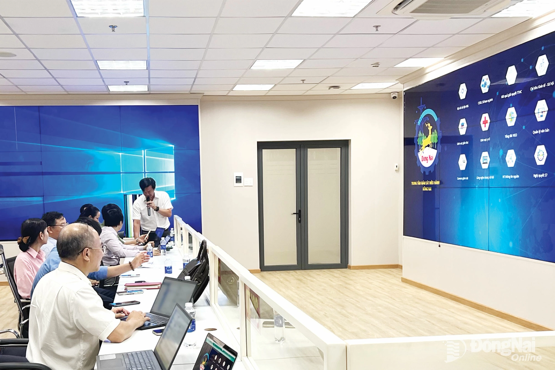 Lãnh đạo các sở, ngành khảo sát tình hình vận hành, hoạt động của Trung tâm Giám sát, điều hành (IOC) thành phố (ở phường Trấn Biên).