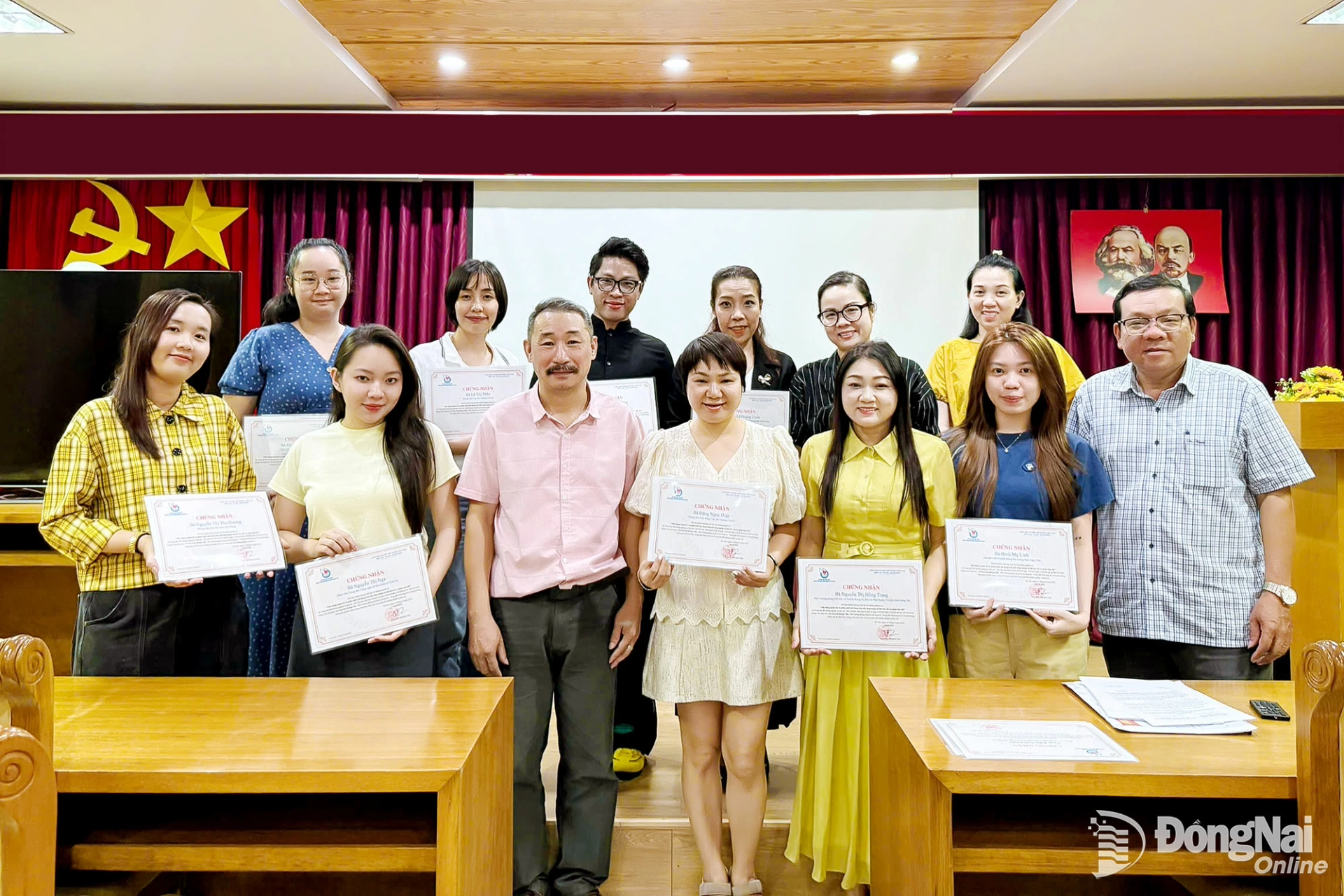 Các học viên được trao chứng nhận bồi dưỡng sau khi hoàn thành khóa học. Ảnh: Hà Lê