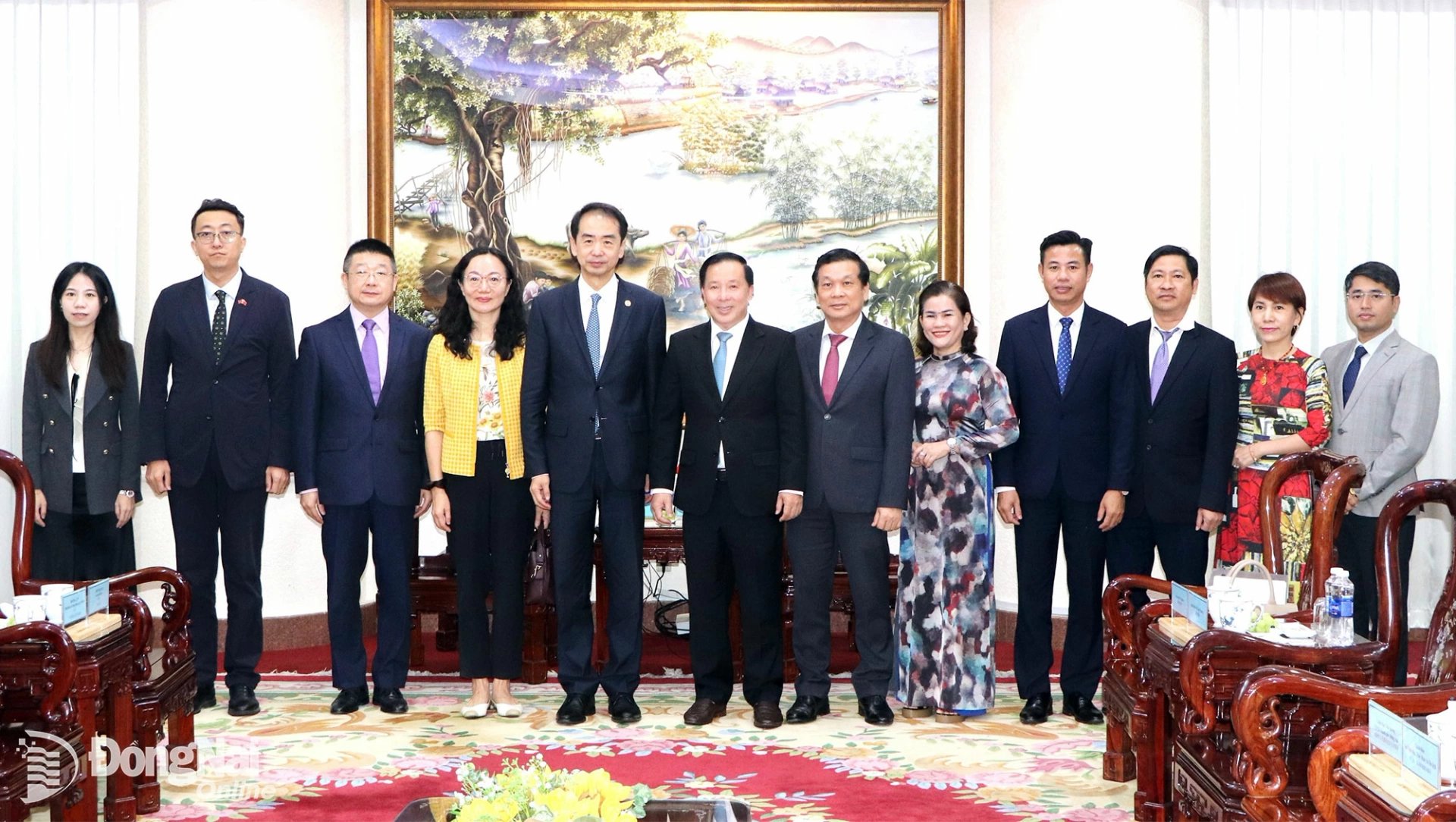 City leaders and representatives of departments, boards, and sectors take a commemorative photo with the delegation from the Chinese Embassy in Vietnam. Photo: Ngoc Lien