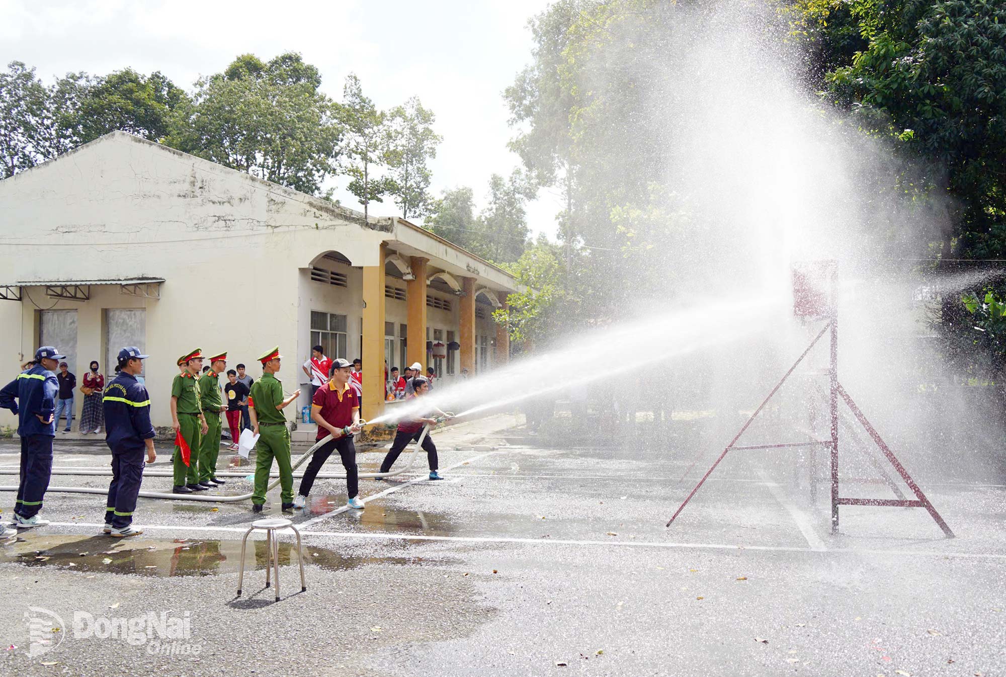 Các đội thực hành đội hình máy bơm chữa cháy 2 lăng B phun tiêu điểm tại hội thi. Ảnh: Lê Duy