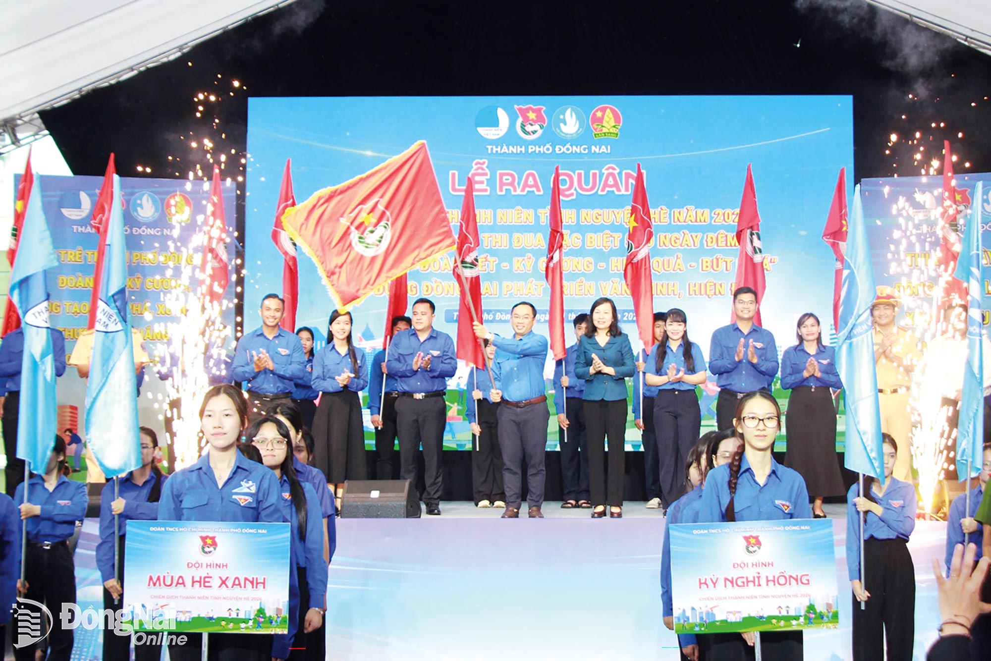 Huynh Thi Hang, Deputy Secretary of the Dong Nai City Party Committee, Chairwoman of the Vietnam Fatherland Front Committee of Dong Nai City, presents the campaign flag to the Command Board of the 2026 Summer Youth Volunteer Campaign at its launch ceremony.

