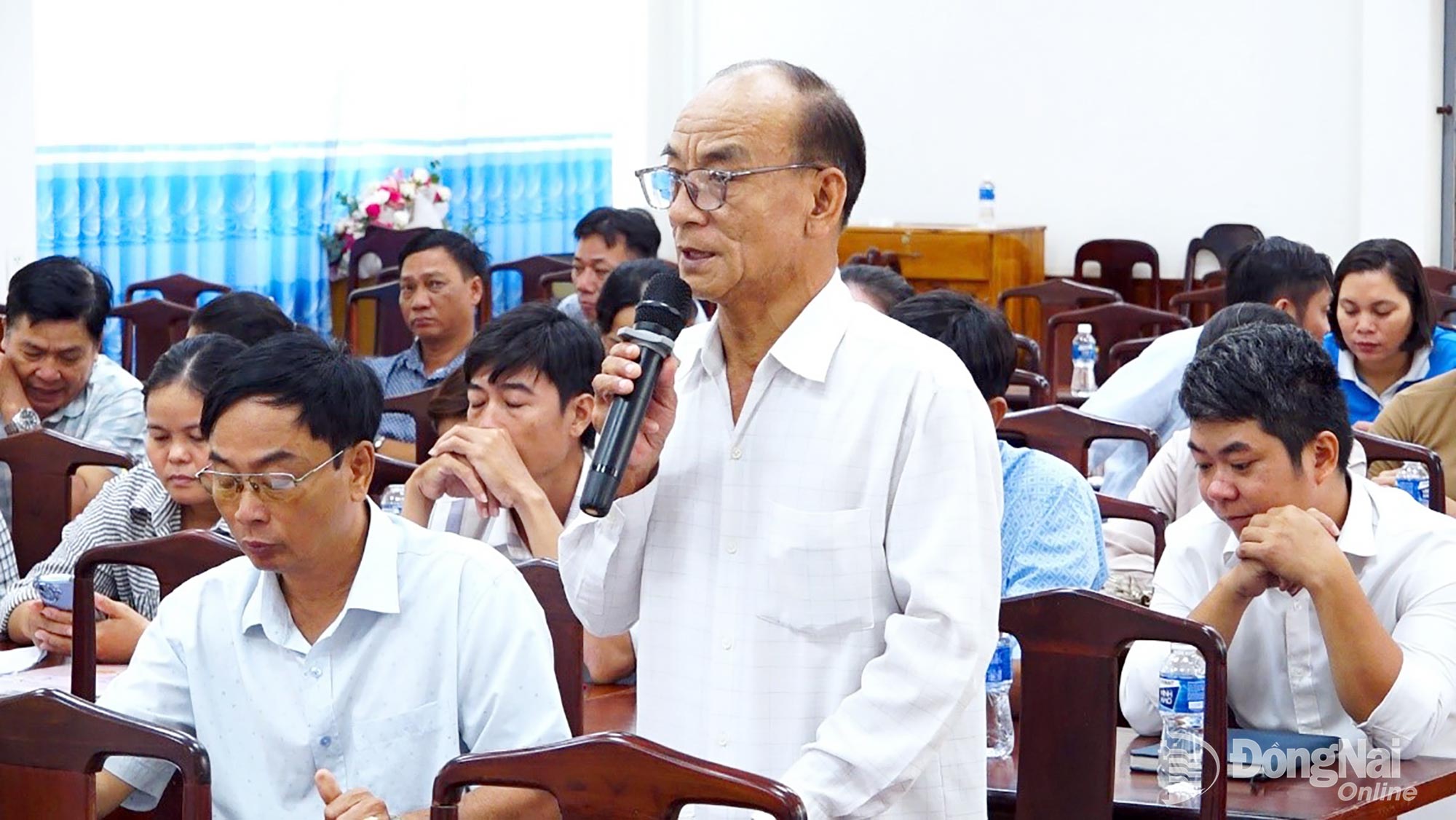 Người dân phát biểu ý kiến tại buổi đối thoại.

