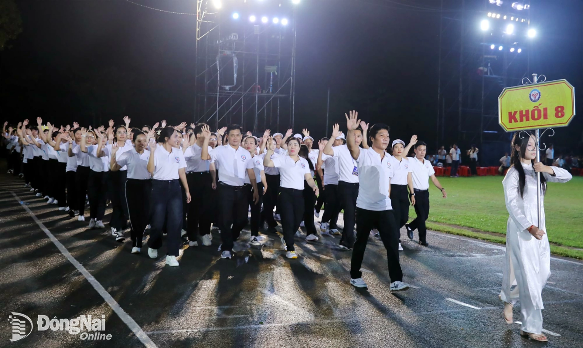 Sports delegations from communes and wards across Dong Nai City take part in the parade. Photo: Huy Anh - Thanh Nhan

