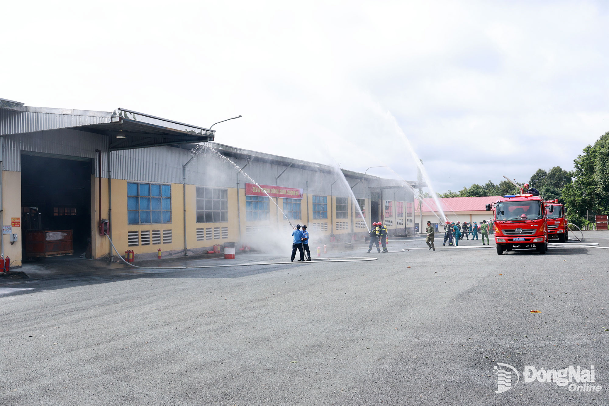 Phòng Cảnh sát PCCC và CNCH Công an thành phố Đồng Nai tổ chức diễn tập phương án chữa cháy, cứu nạn, cứu hộ tại Xưởng chế biến mủ cao su Lộc Hiệp.
