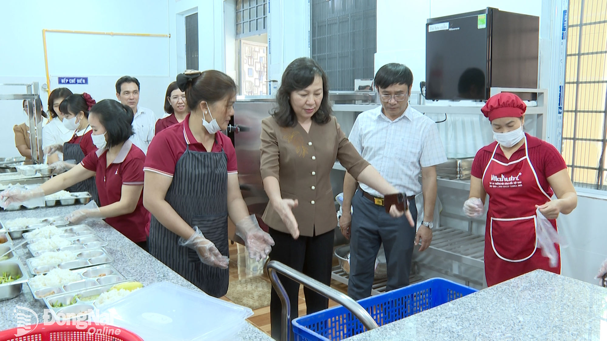 The delegation inspects the semi-boarding kitchen and dining area at Tan Tien Primary School. Photo: Van Doan

