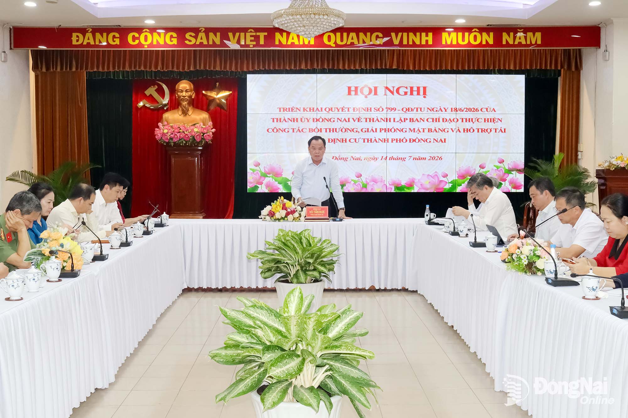 Deputy Secretary of the CPC Vo Tan Duc, Head of the Dong Nai Steering Committee for Compensation, Site Clearance, and Resettlement Support, meets with the Steering Committee’s members. Photo: Hoang Loc

