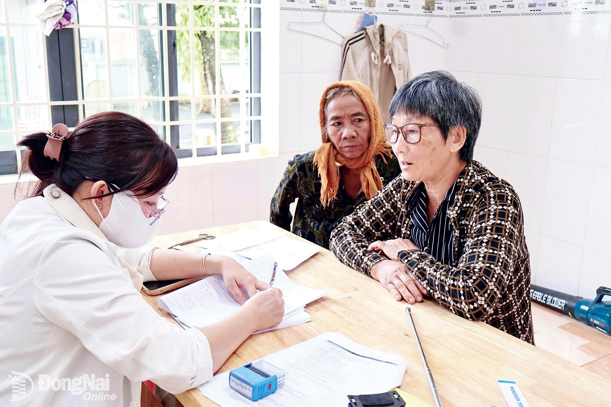 Người cao tuổi xã Đăk Ơ được tư vấn chăm sóc sức khỏe định kỳ. Ảnh: Hoài Thu

