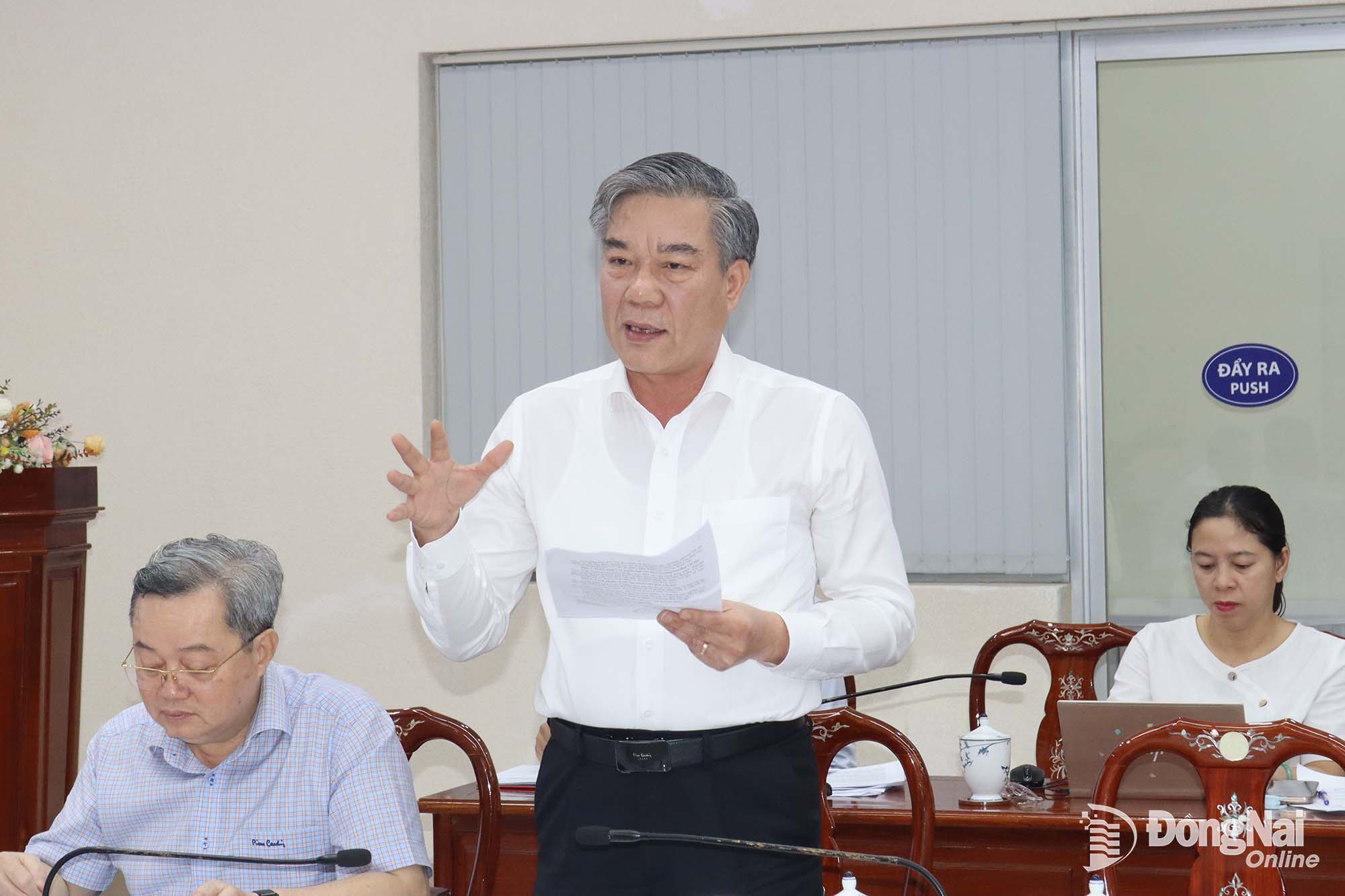 Duong Minh Dung, Member of the CPC’s Standing Board, Head of the CPCs Commission for Information, Education and Mass Mobilization and Member of the Dong Nai Steering Committee for Compensation, Site Clearance, and Resettlement Support, speaks at the meeting. Photo: Hoang Loc

