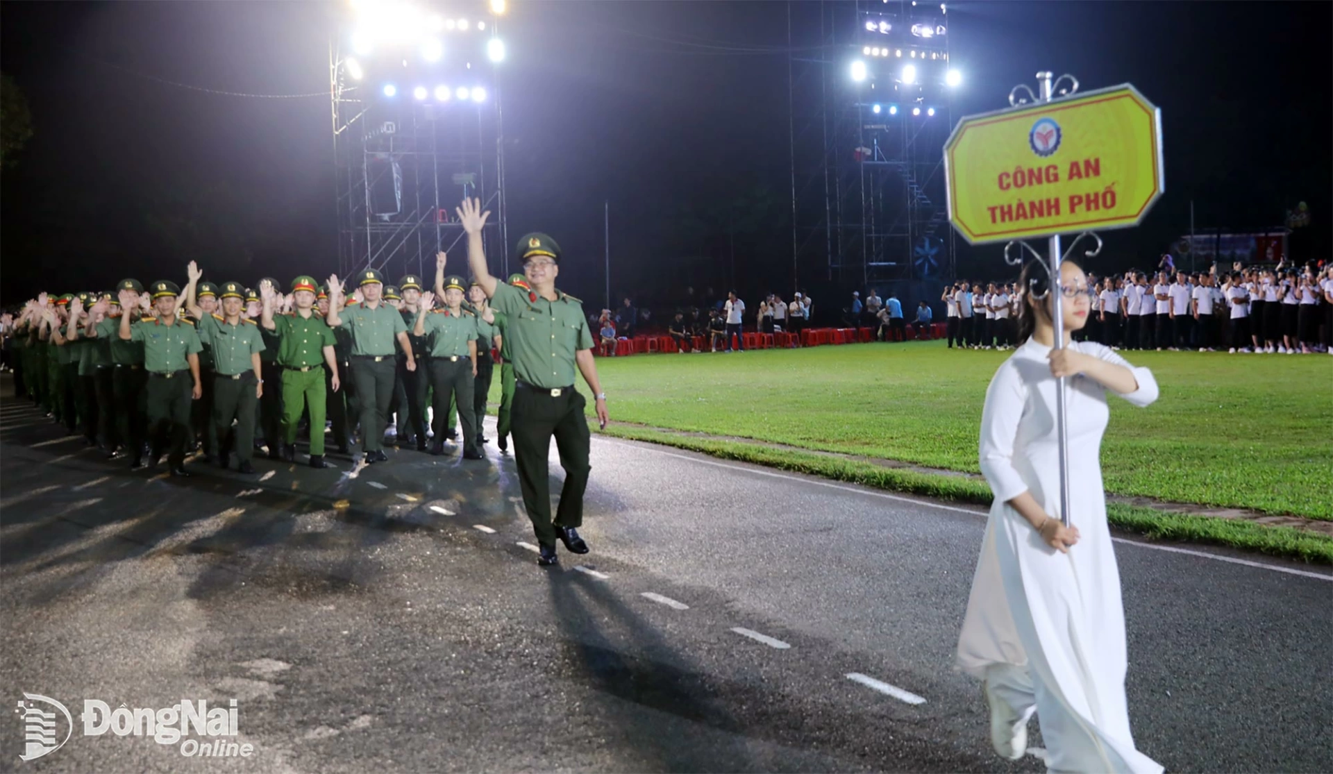 The sports delegation of the Dong Nai City Public Security enters the grandstand. Photo: Huy Anh

