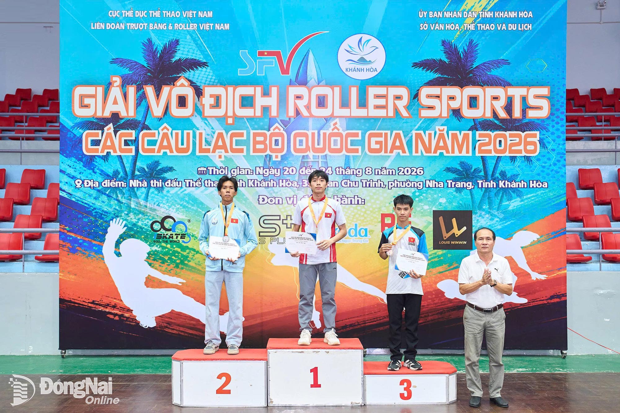 Vận động viên Phạm Bá Minh Nghĩa (thành phố Đồng Nai) trên bục nhận huy chương vàng nội dung classic slalom senior nam. Ảnh: ĐVCC