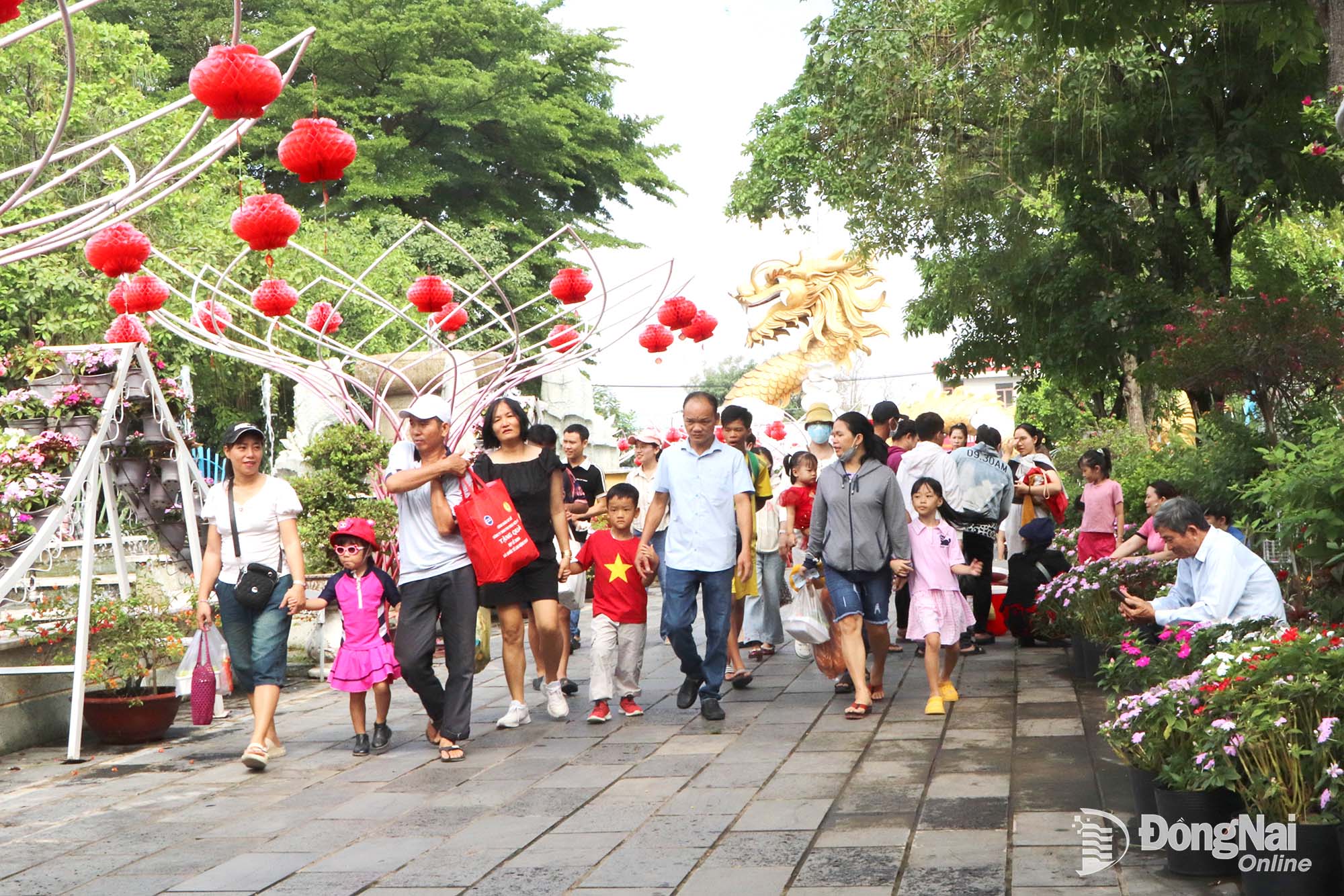 Visitors explore Buu Long Tourist Area in Tran Bien Ward. Photo: Ngoc Lien.