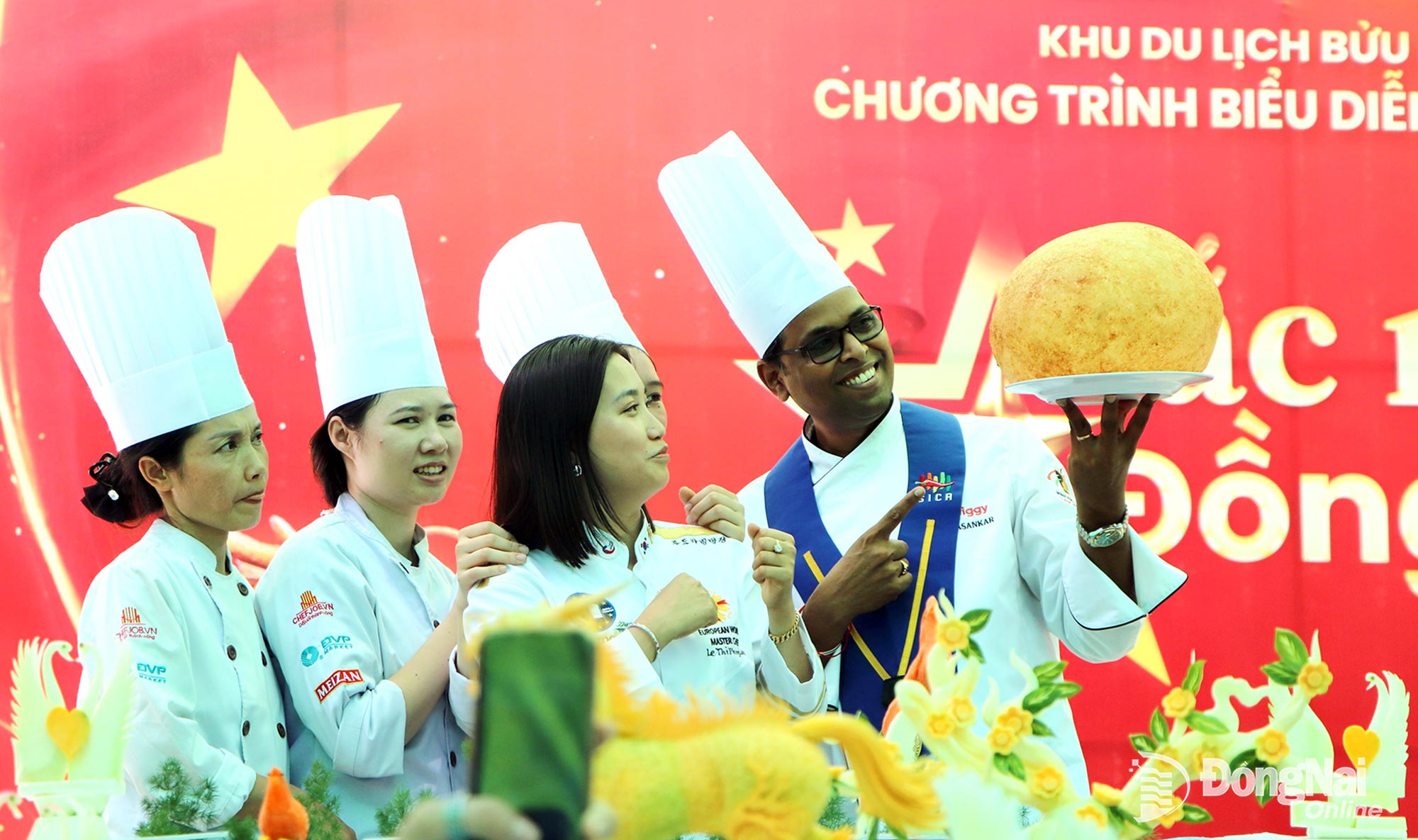Indian and South Korean chefs enjoy the puffed fried sticky rice dish. Photo: Ngoc Lien