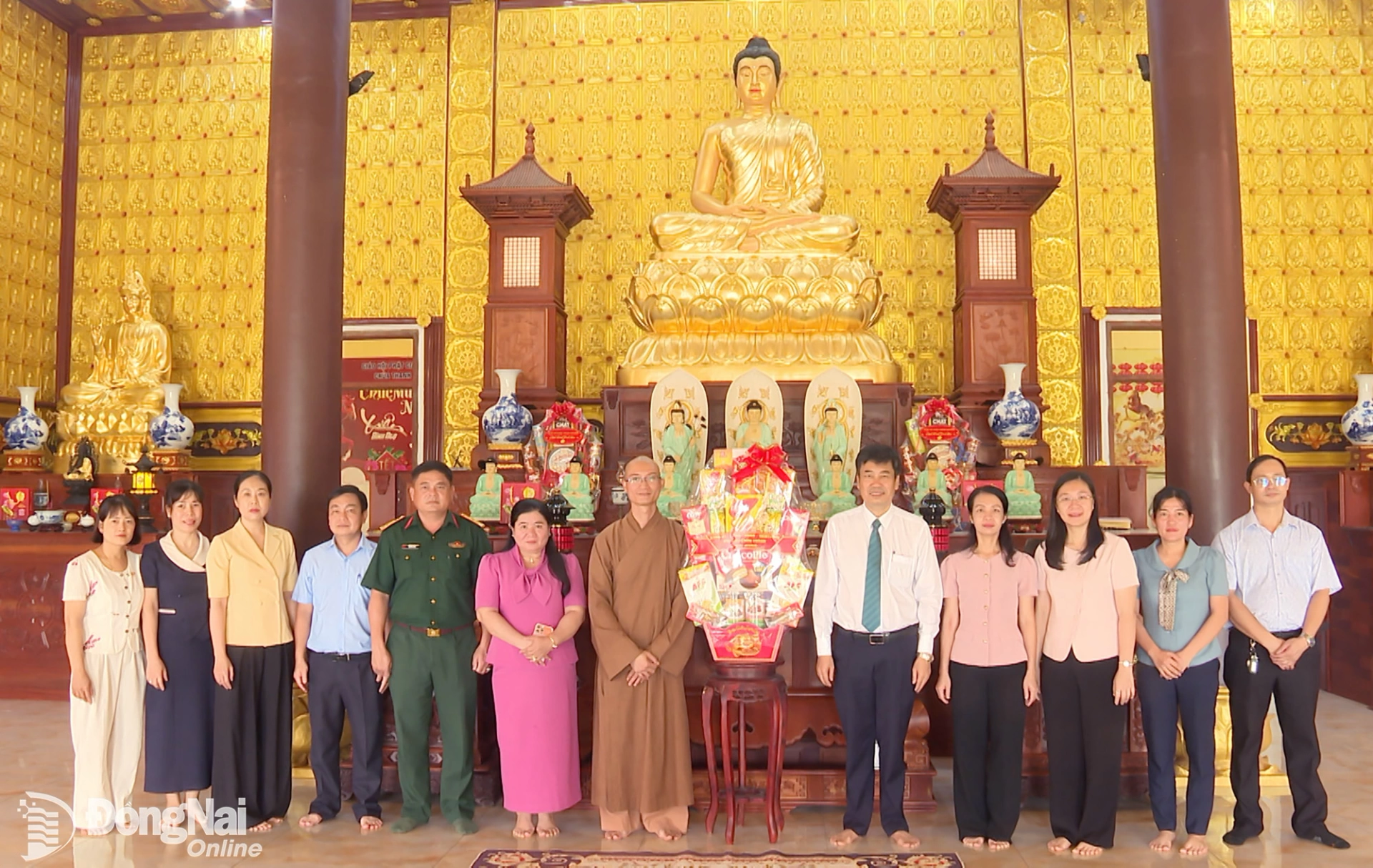 Đồng chí Viên Hồng Tiến, Thành ủy viên, Bí thư Đảng ủy phường Chơn Thành đến thăm, chúc mừng các cơ sở Phật giáo trên địa bàn phường nhân dịp lễ Vu Lan năm 2026. Ảnh: Đỗ Trình