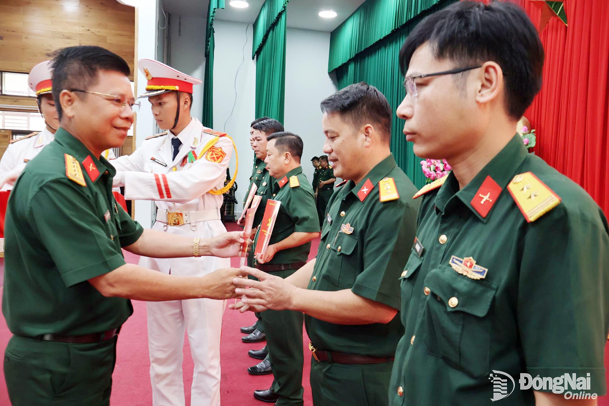 Đại tá Nguyễn Thanh Phong, Thành ủy viên, Chính ủy Bộ Chỉ huy Quân sự thành phố trao quyết định thành lập tổ chức Đảng Trung đoàn Bộ binh 41.

