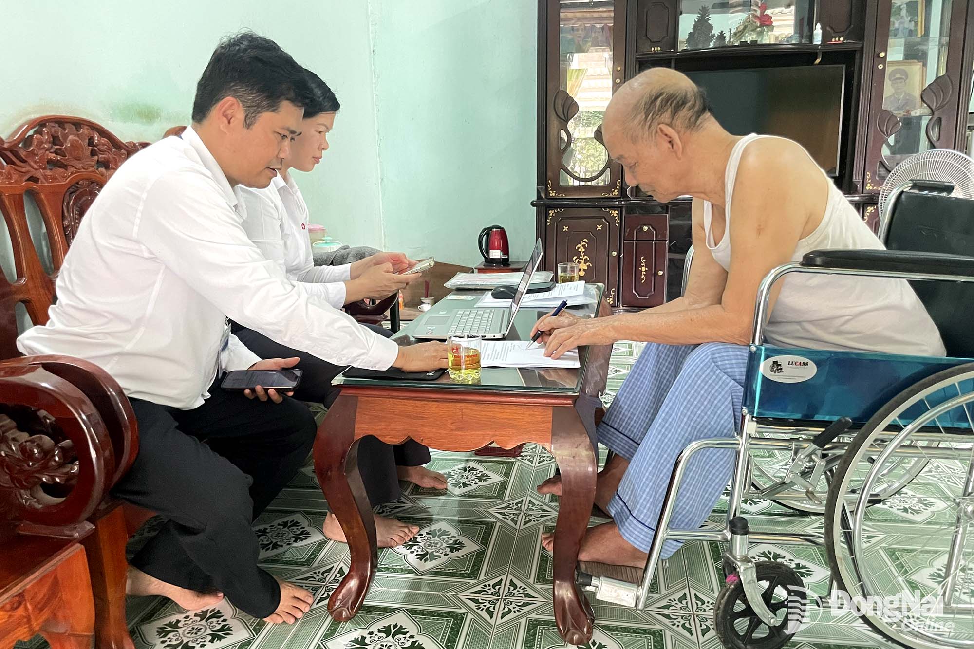 Thành viên Tổ ứng cứu công nghệ và nghiệp vụ hỗ trợ giải quyết thủ tục hành chính phường Bình Phước đến tận nhà hỗ trợ giải quyết thủ tục hành chính cho người cao tuổi đi lại khó khăn.