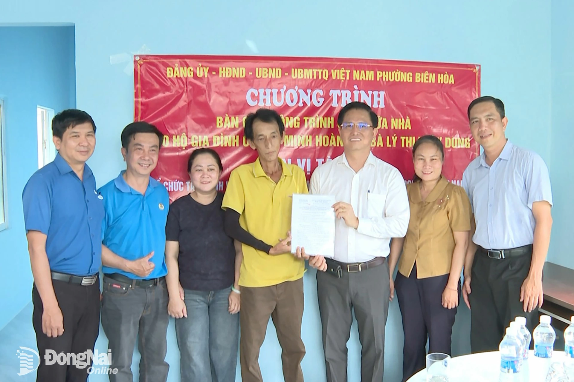 Lãnh đạo phường Biên Hòa trao quyết định bàn giao nhà cho gia đình ông Lê Minh Hoàng và bà Lý Thị Thùy Dung sau khi hoàn thành sửa chữa. Ảnh: Văn Đoàn
