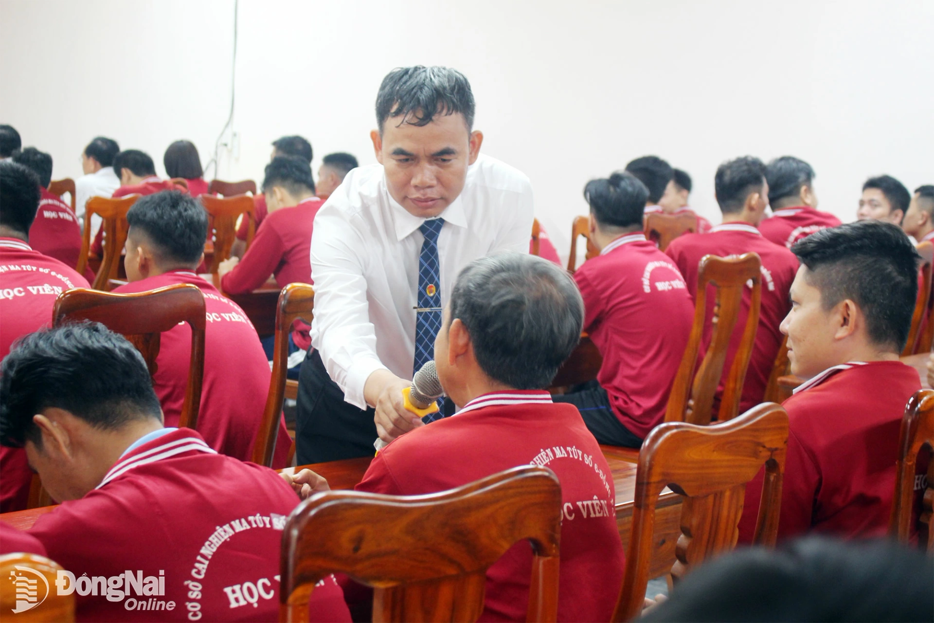 Các học viên tại Cơ sở cai nghiện ma túy số 6 (xã Phú Nghĩa) trao đổi với báo cáo viên tại buổi tuyên truyền, phổ biến pháp luật. Ảnh: Đoàn Phú