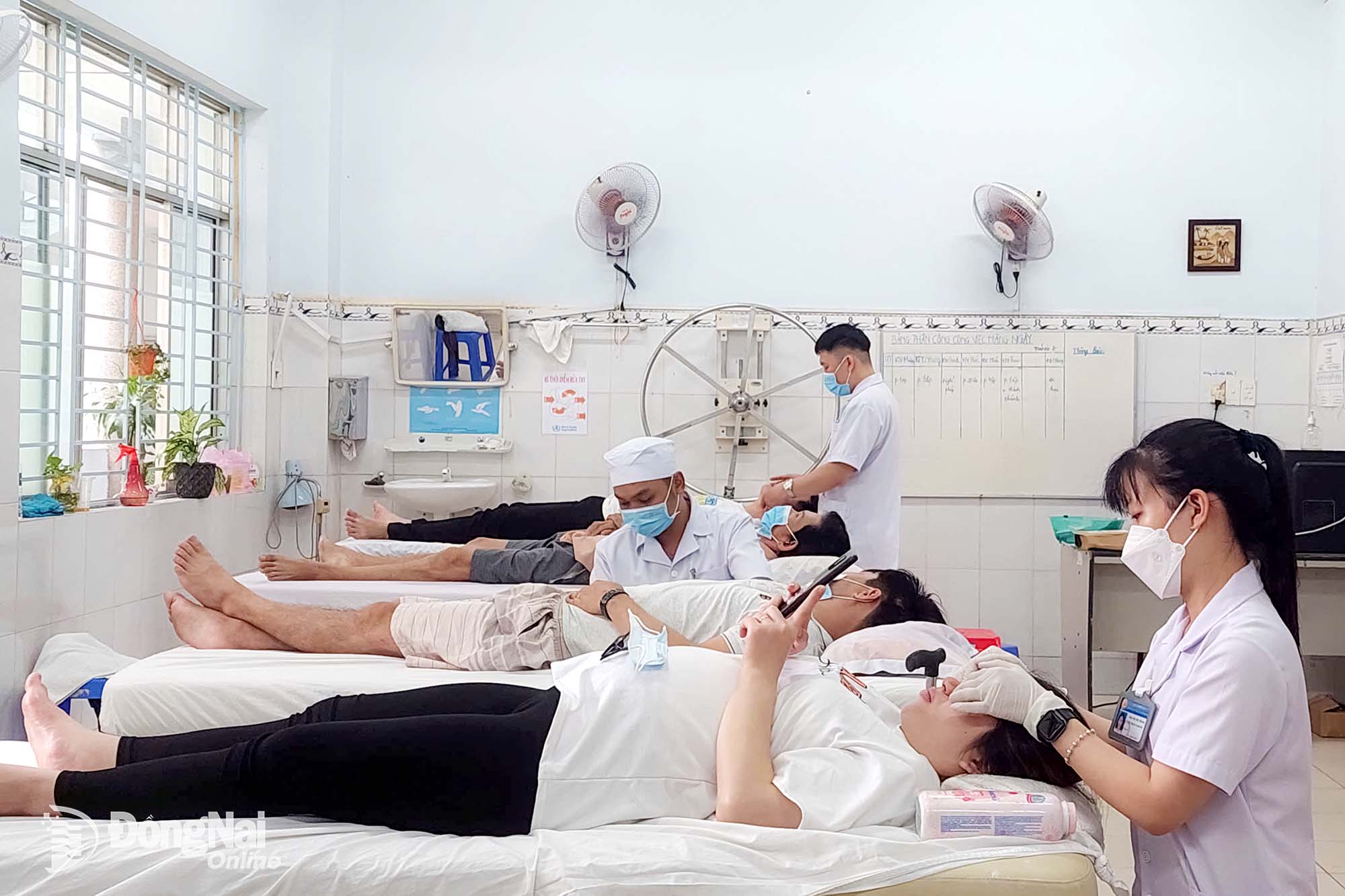 Bệnh nhân bị liệt dây thần kinh số 7 được điều trị tại Bệnh viện Y dược cổ truyền Đồng Nai.

