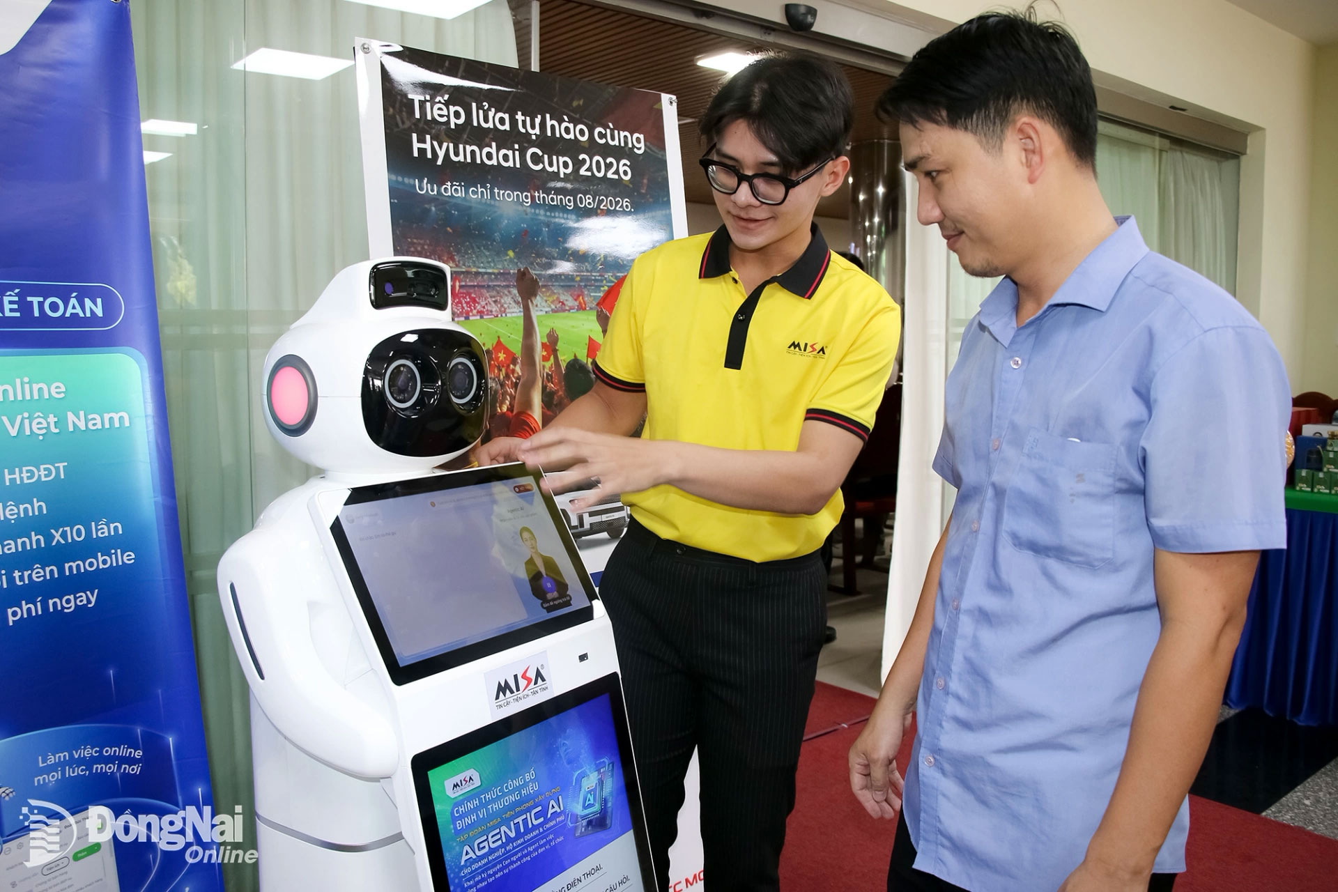 Đại diện doanh nghiệp trải nghiệm các ứng dụng số bên lề một hội thảo về ứng dụng trí tuệ nhân tạo trong quản trị doanh nghiệp tổ chức tại Đồng Nai vào tháng 8-2026. Ảnh: Hải Quân