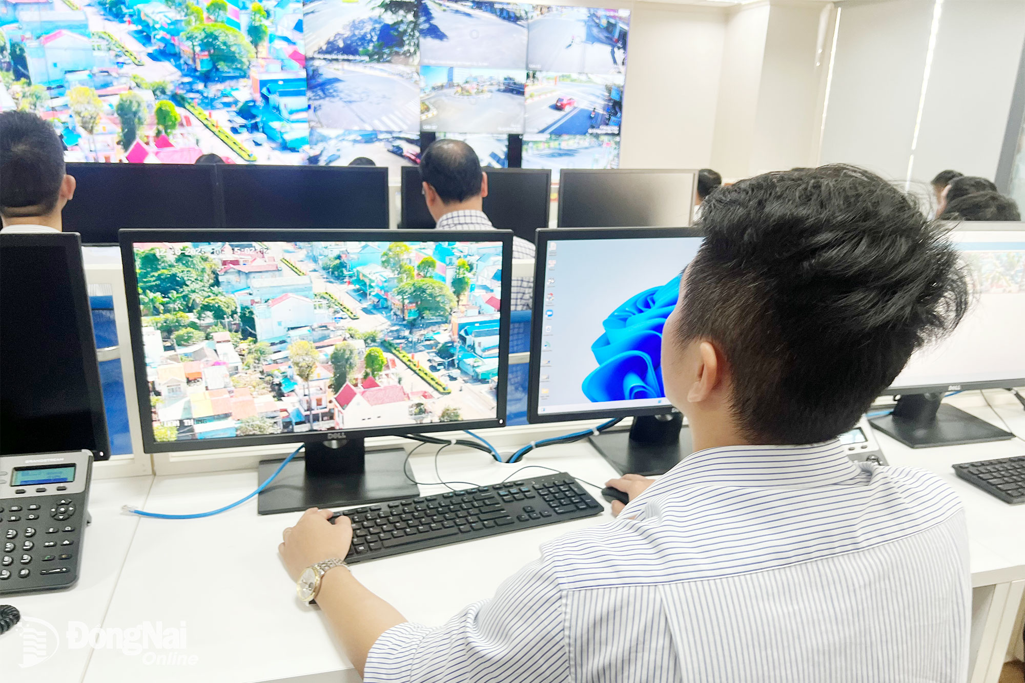 Vận hành hệ thống quan sát các luồng camera giao thông tại Trung tâm Giám sát, điều hành thành phố Đồng Nai (ở phường Trấn Biên).