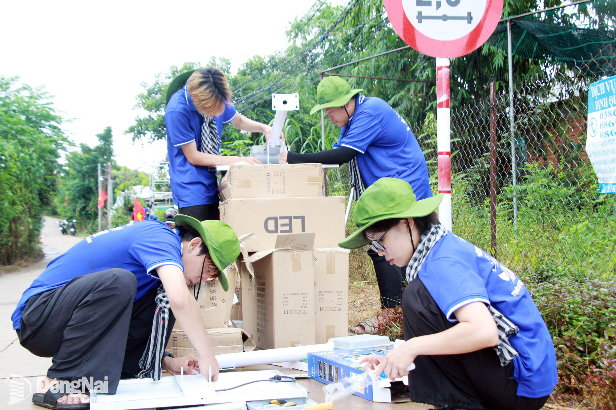 Volunteer students from Mien Dong Innovative Technology (MIT) University Vietnam install solar-powered streetlights in Phu Vinh Hamlet, Phu Vinh Commune.

