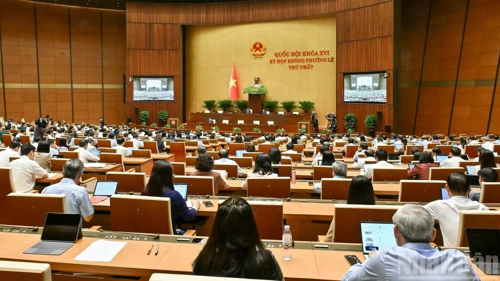 Quốc hội làm việc tại hội trường nghe Tờ trình và Báo cáo thẩm tra dự án Luật sửa đổi, bổ sung một số điều của 9 luật về quân sự, quốc phòng. (Ảnh: THỦY NGUYÊN)
