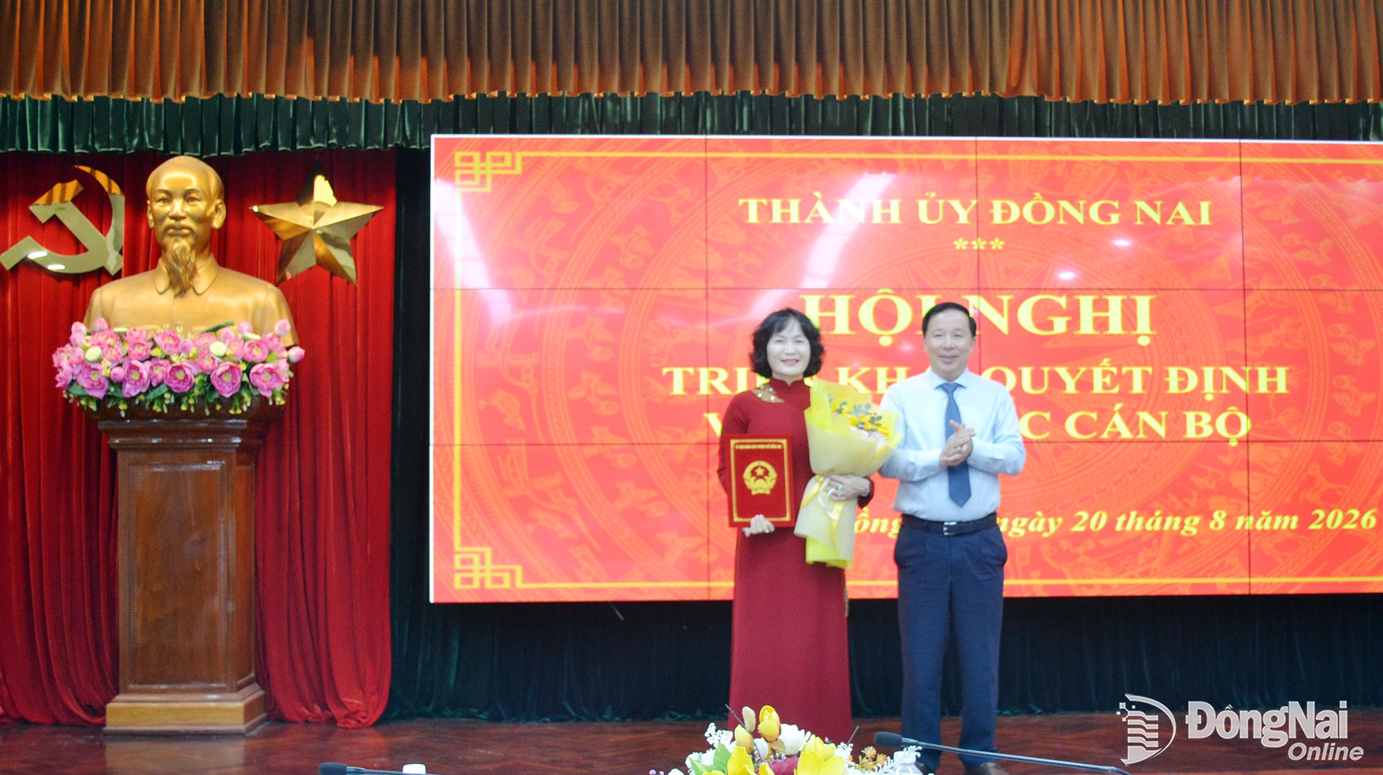  Phó Bí thư Thành ủy, Chủ tịch UBND thành phố Nguyễn Văn Út trao quyết định của Thủ tướng Chính phủ đối với đồng chí Nguyễn Thị Cát Tiên. Ảnh: Phương Hằng