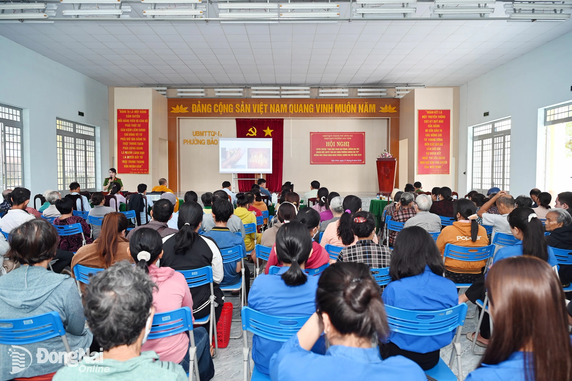 Gần 200 người dân tham dự hội nghị. Ảnh: Hương Lan