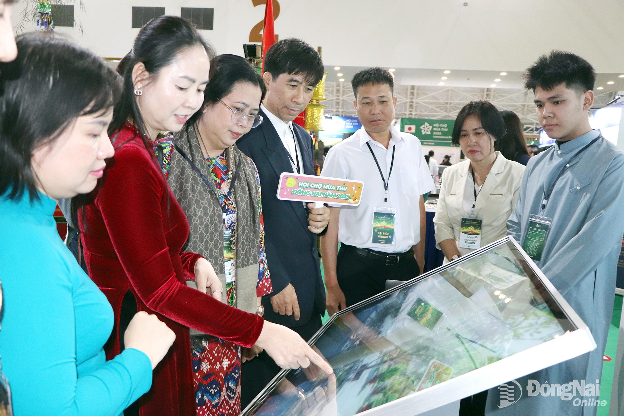 Đại biểu trải nghiệm du lịch thực tế ảo do Trung tâm Xúc tiến đầu tư, thương mại và du lịch Đồng Nai thực hiện và giới thiệu tại sự kiện Lễ hội Mùa thu Hà Nội năm 2025.