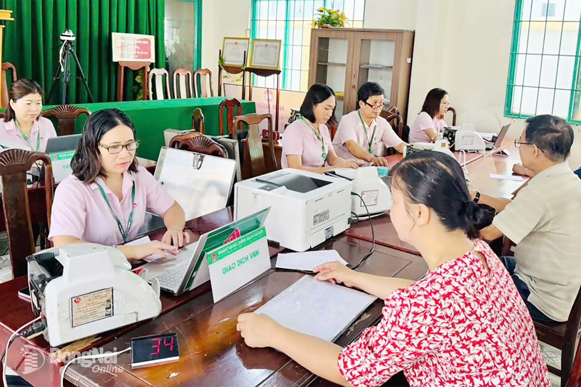 Giao dịch viên thực hiện thủ tục giải ngân vay vốn chính sách cho người dân tại Điểm giao dịch Bắc Sơn, Phòng Giao dịch Ngân hàng Chính sách xã hội Trảng Bom. Ảnh: C.T.V
