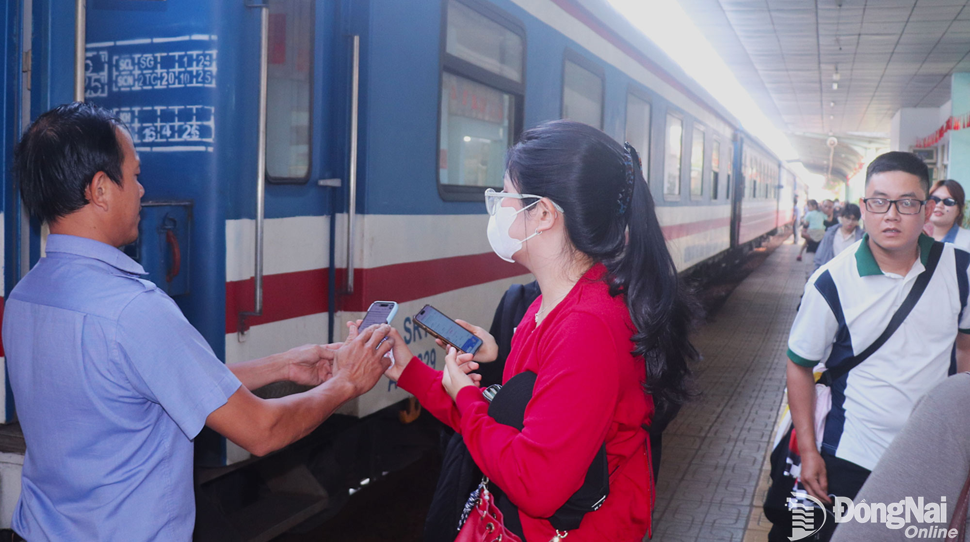 Nhiều người dân chọn tàu hỏa làm phương tiện đi lại tại Ga Biên Hòa. Ảnh: An Nhơn