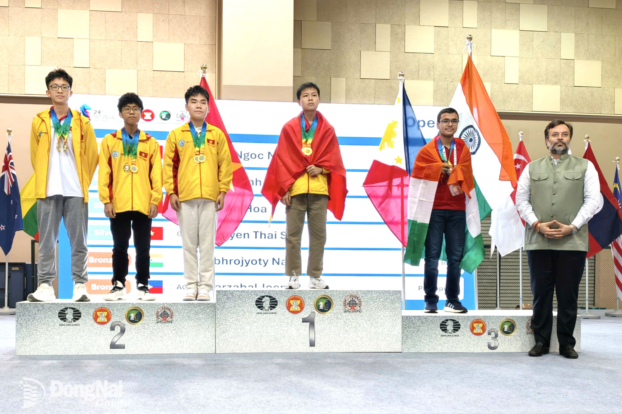 FIDE Master Tran Ngoc Minh Duy on the podium after winning the individual U18 gold medal in standard chess.

