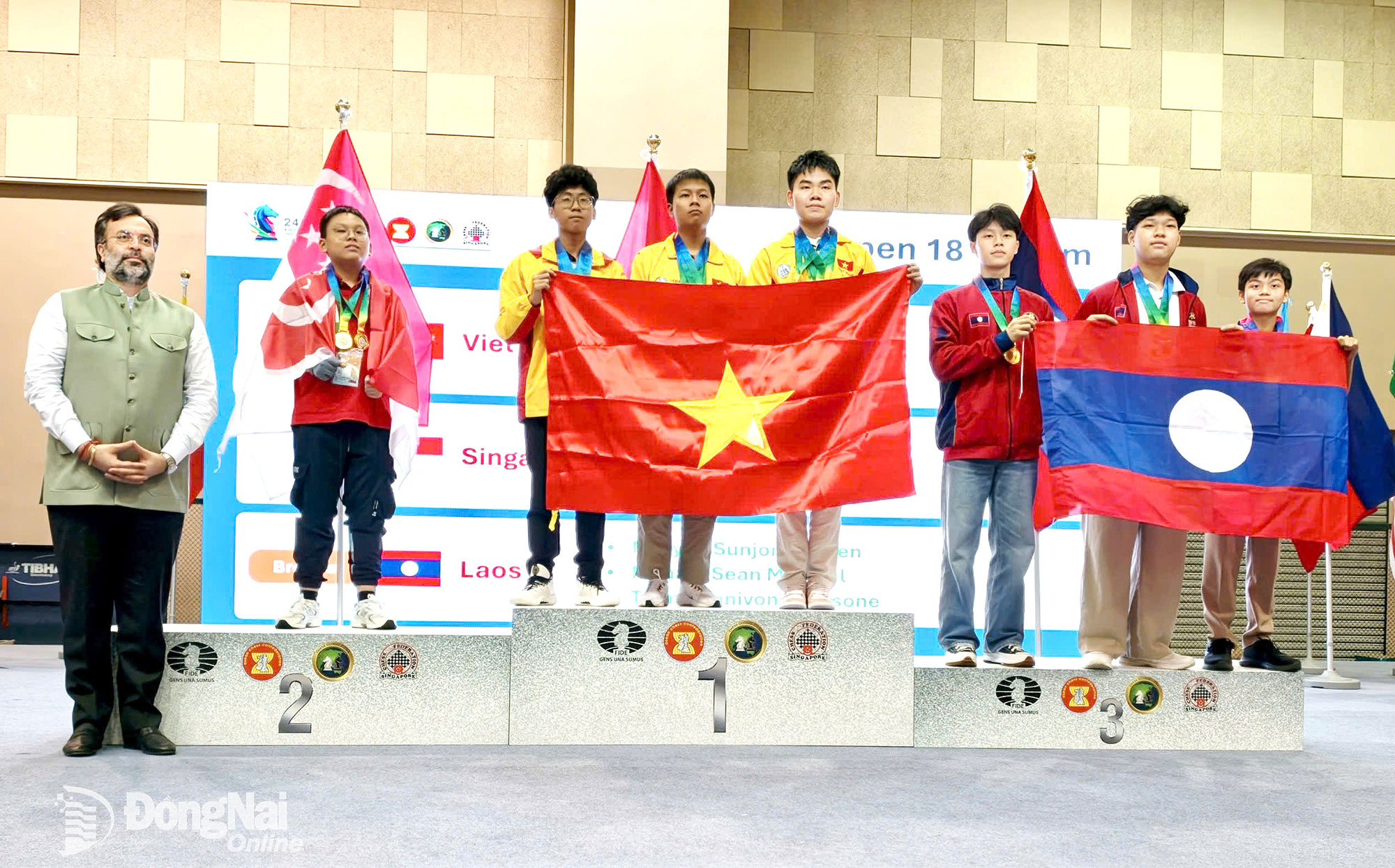 Tran Ngoc Minh Duy and his teammates celebrate his individual U18 standard gold medal.

