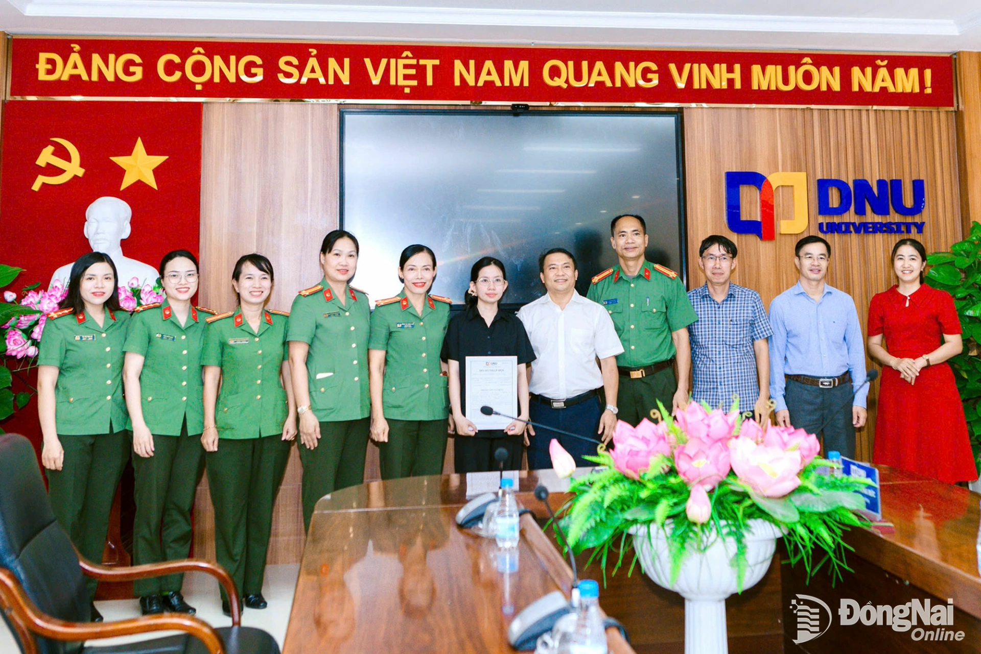 Phòng An ninh Chính trị nội bộ cùng Ban Phụ nữ Công an thành phố Đồng Nai phối hợp với Trường Đại học Đồng Nai thăm hỏi, tặng quà em Nguyễn Ngọc Minh Thư. Ảnh: Vân Liên
