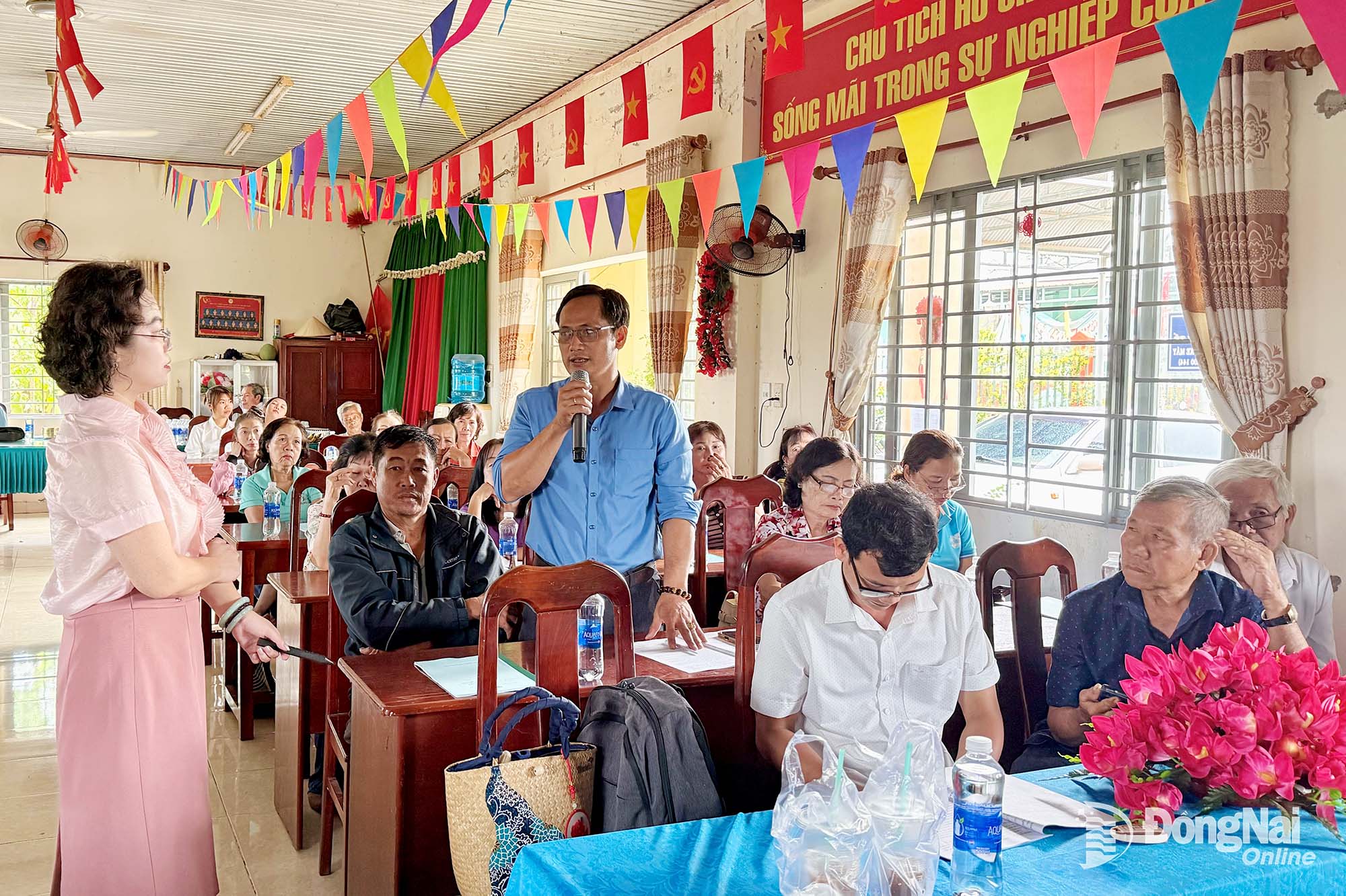 Phó Chủ tịch Liên minh Hợp tác xã thành phố Vy Vũ Hồng Thảo (bìa trái) trao đổi với nông dân xã Bàu Hàm.

