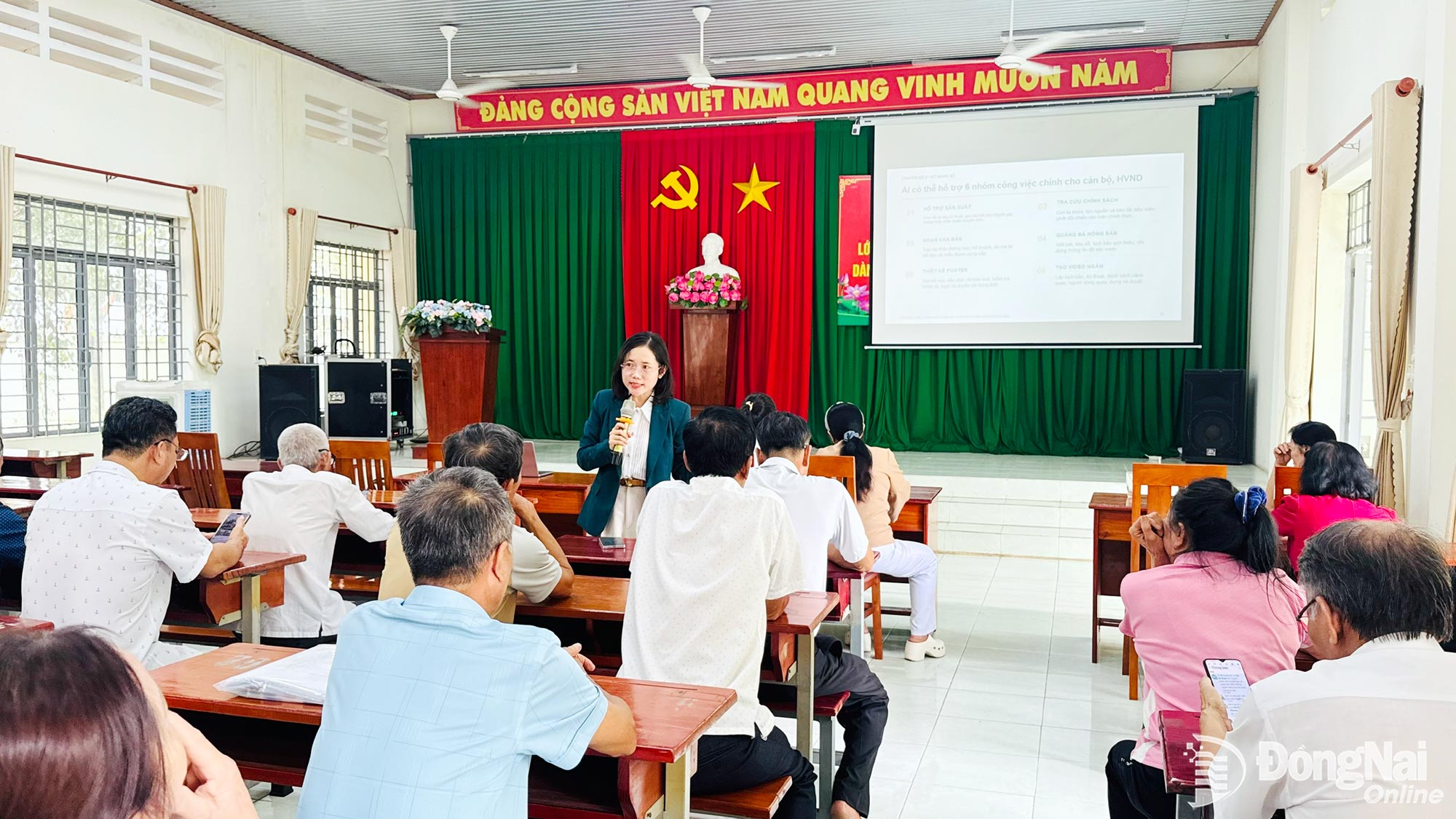 Đại diện Hội Nông dân thành phố Đồng Nai tập huấn cho cán bộ hội nông dân. Ảnh: Phạm Huệ