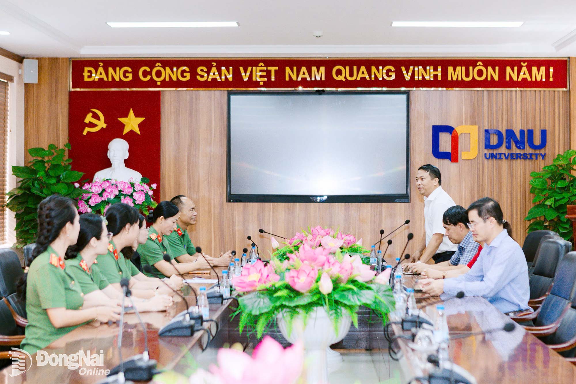 Phòng An ninh Chính trị nội bộ cùng Ban Phụ nữ Công an thành phố Đồng Nai phối hợp với Trường Đại học Đồng Nai trao đổi về việc hỗ trợ em Nguyễn Ngọc Minh Thư thời gian tới. Ảnh: Vân Liên