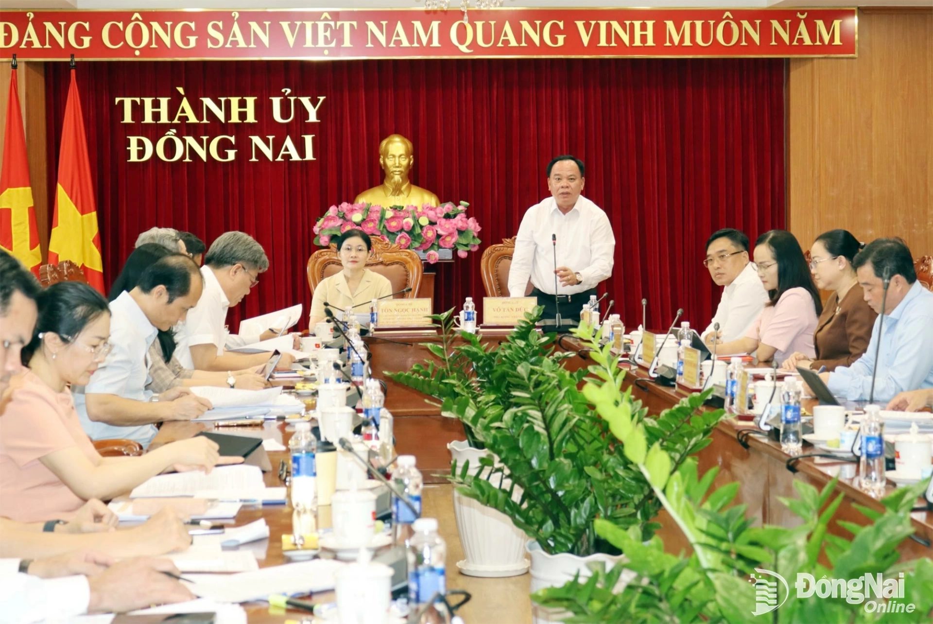 Phó Bí thư Thành ủy Võ Tấn Đức, Trưởng Ban Chỉ đạo thực hiện công tác bồi thường, giải phóng mặt bằng và hỗ trợ tái định cư thành phố Đồng Nai phát biểu kết luận buổi làm việc. Ảnh: Hoàng Lộc