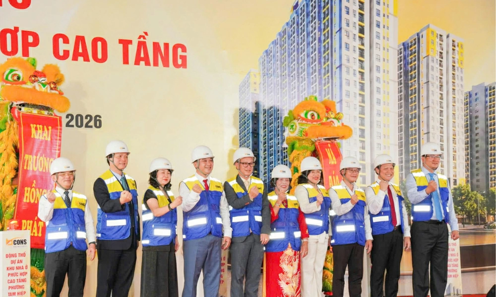 Các đại biểu chụp ảnh lưu niệm tại Lễ động thổ Dự án Khu nhà ở phức hợp cao tầng phường Tam Hiệp.