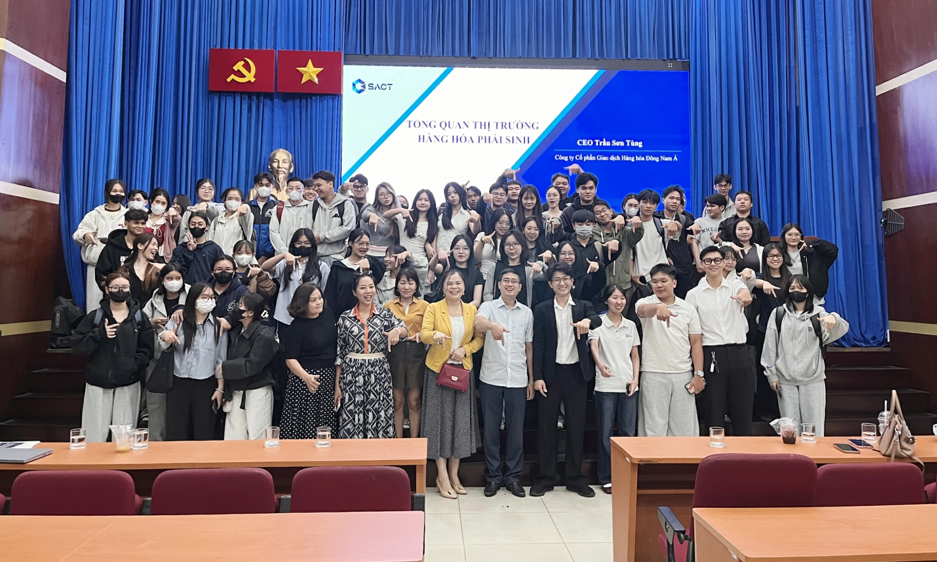 Sinh viên tham dự chương trình báo cáo chuyên đề về thị trường hàng hóa phái sinh tại Trường Đại học Mở TP.HCM. Ảnh: SACT