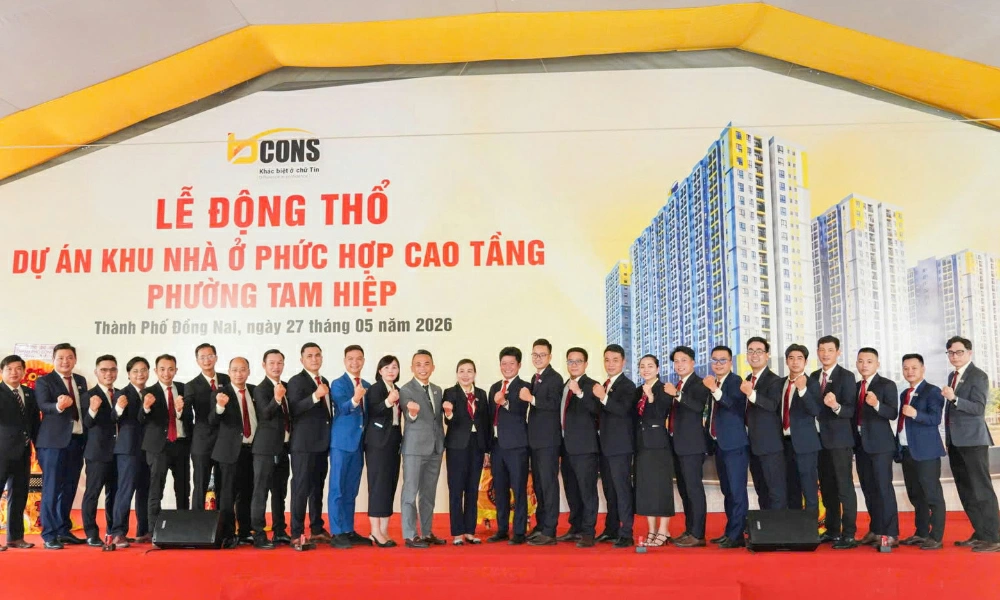 Đội ngũ nhân sự cùng bạn lãnh đạo Bcons tại lễ động thổ ngày 27-5.