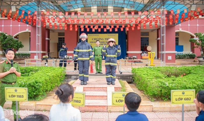 Sôi nổi hoạt động trải nghiệm, thực hành phòng cháy chữa cháy tại Trường THCS & THPT Hùng Vương