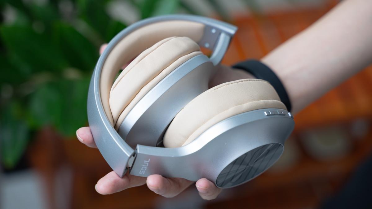 Thiết kế tai chụp thời thượng và khả năng gấp gọn tiện lợi.